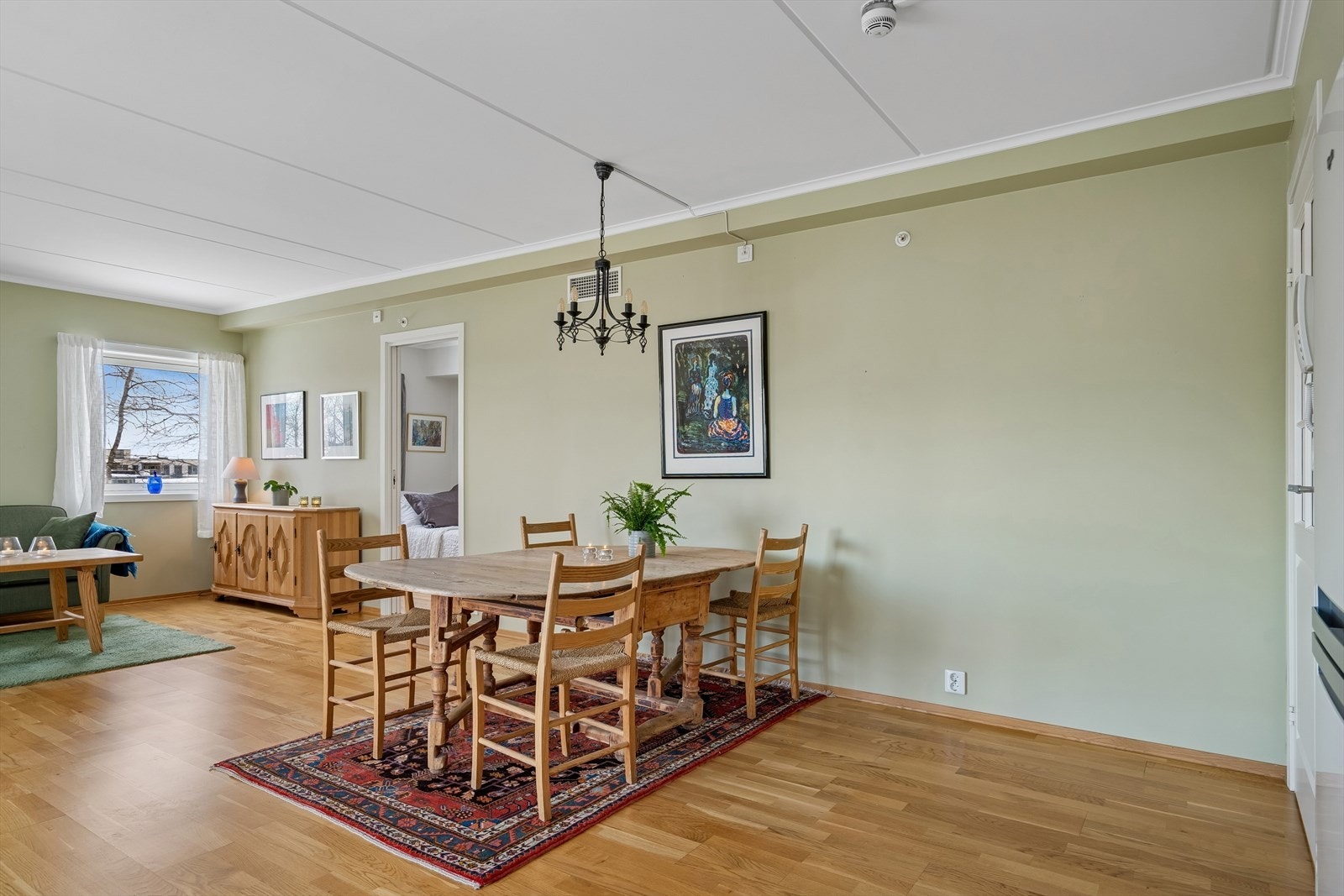 Det er god plass til spisestue ved kjøkkenet Galleribilde