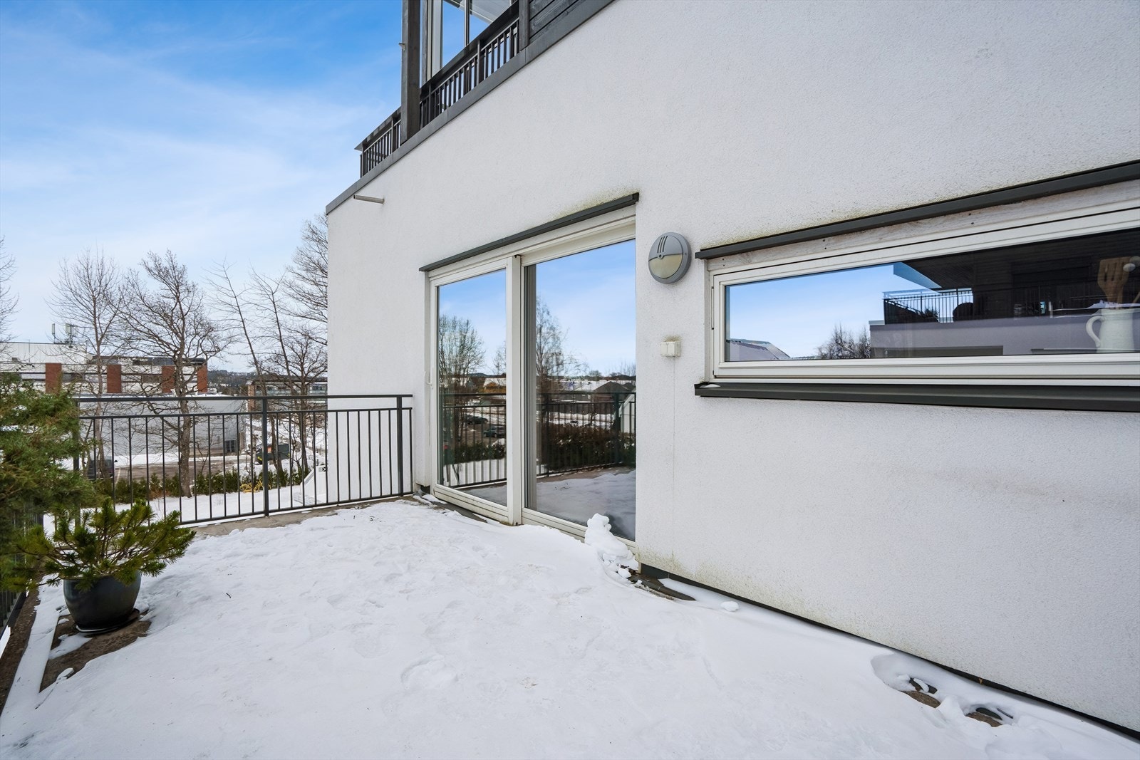 Leiligheten her vestvendt balkong med ettermiddagssol. Fra balkongen er det fint utsyn over borettslagets tomt som er pent opparbeidet med plen og beplantning. Galleribilde