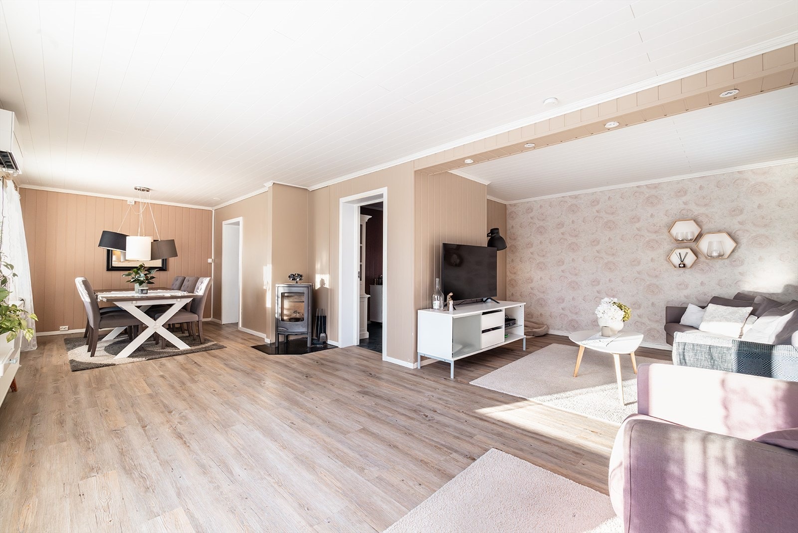 Varmepumpe fra 2022 i stuen samt vedovn. Galleribilde