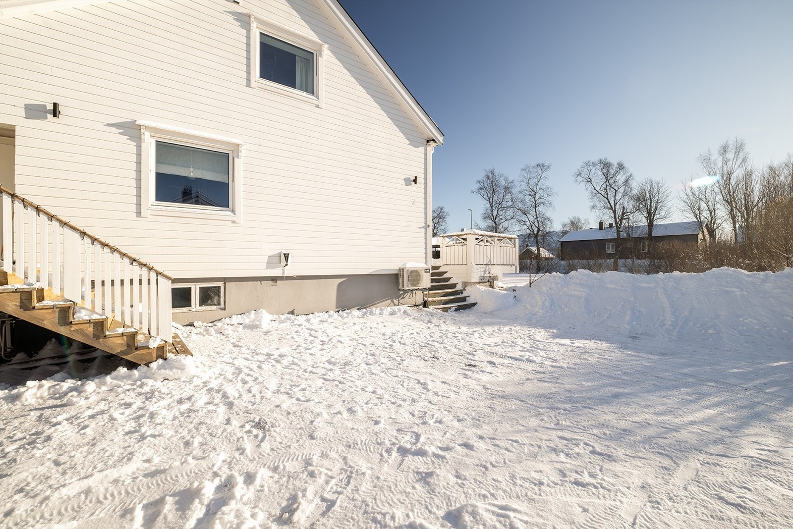 EL-bil ladder montert på vegg ved inngangstrappen i 2022. Galleribilde