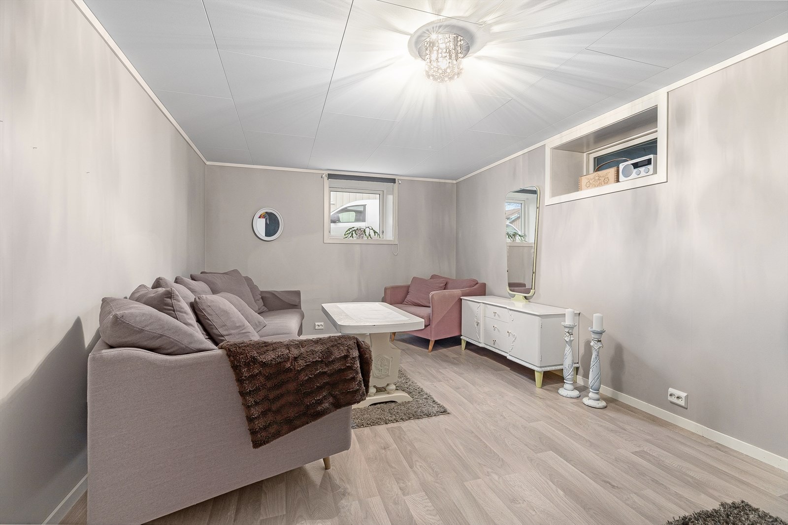 I perioden 2016-2017 ble kjelleren pusset opp. Nye vinduer i kjeller i 2017. Galleribilde