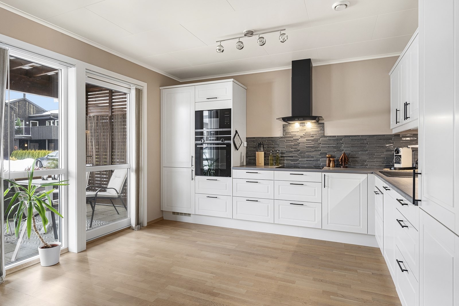 Tidløst og innbydende kjøkken fra Marbodal Galleribilde