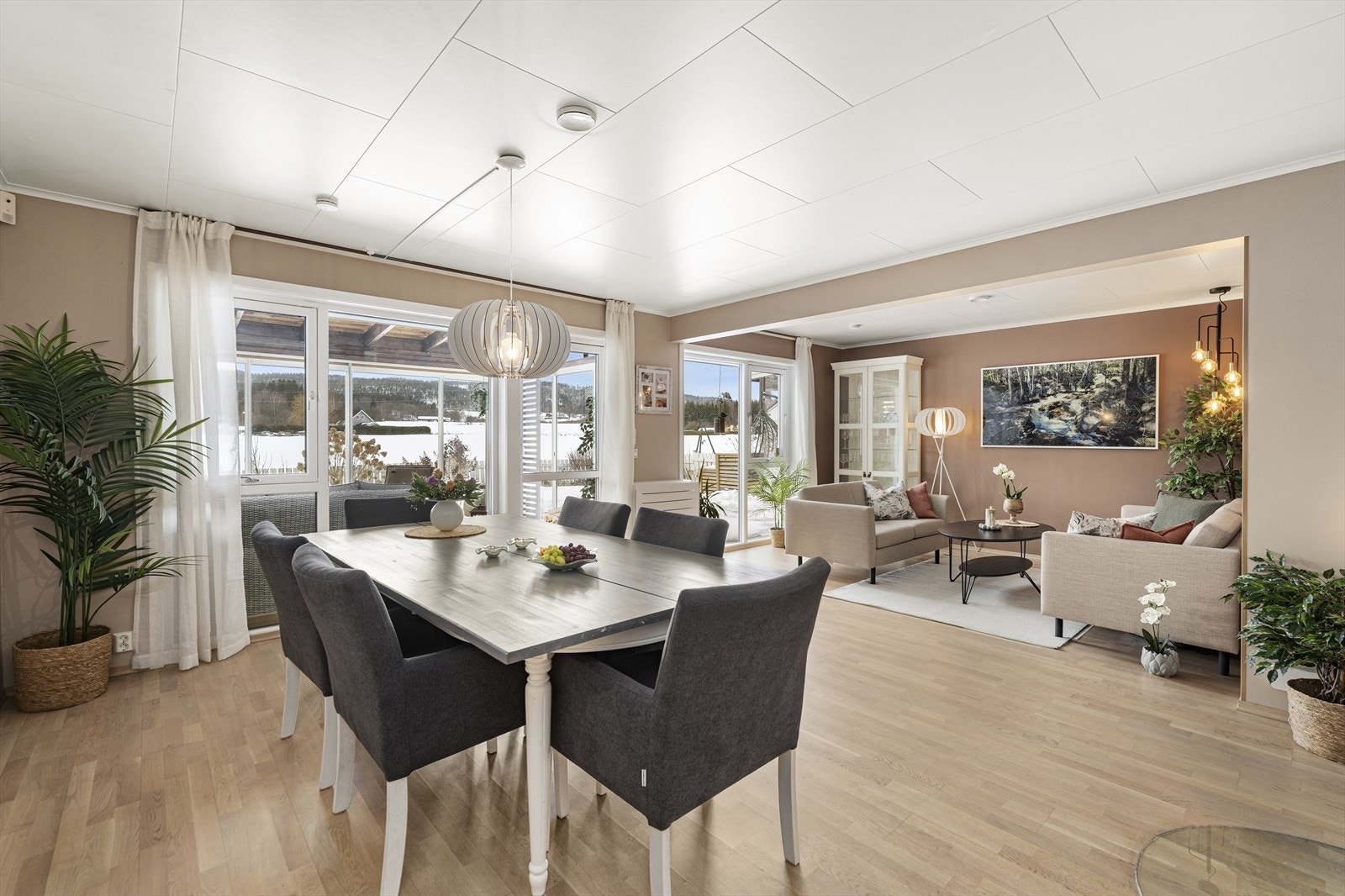 Stuen tilbyr god møbleringsfrihet og det er god plass til både sofagruppe og spisegruppe Galleribilde