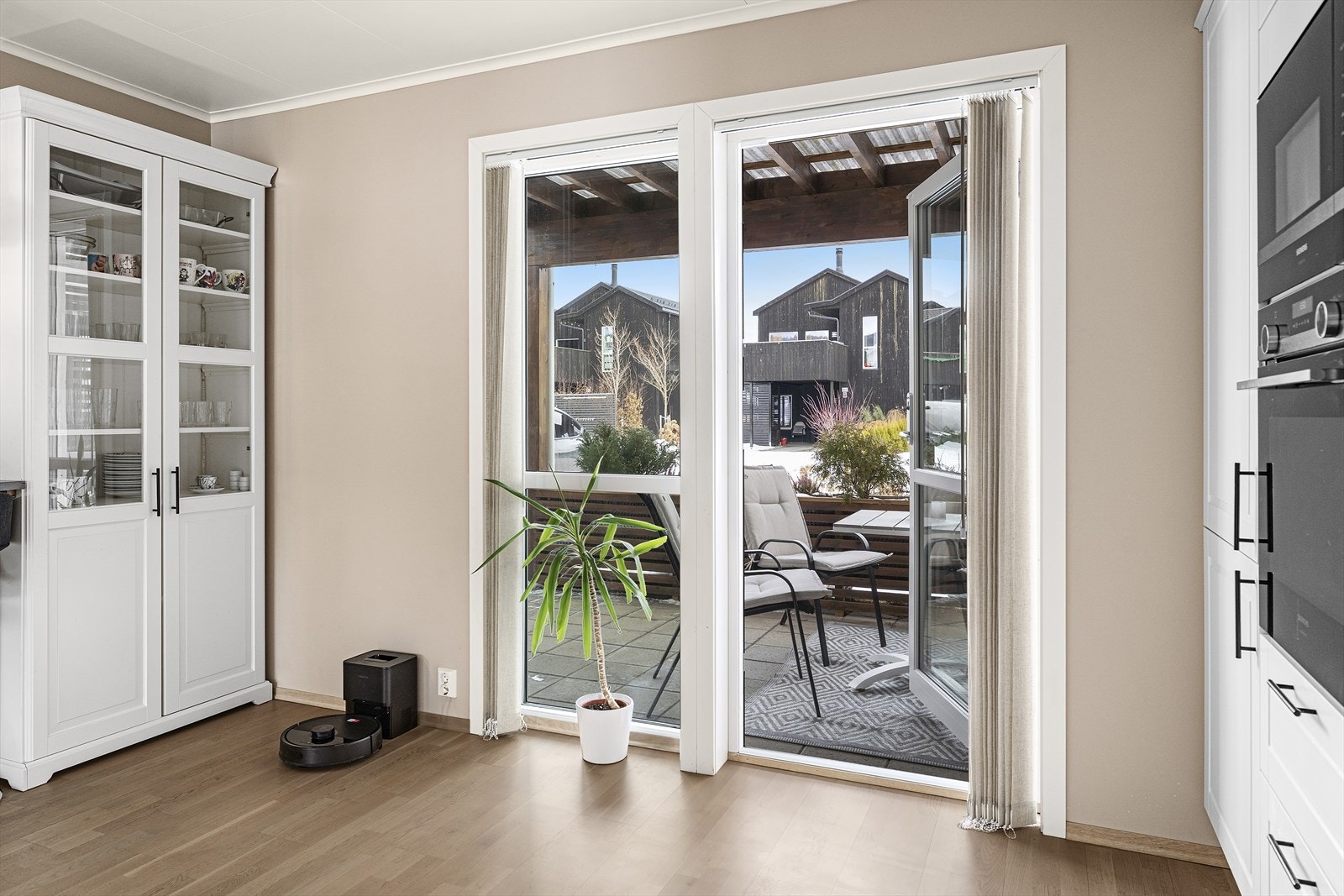 Fra kjøkkenet er det utgang til overbygd terrasse Galleribilde