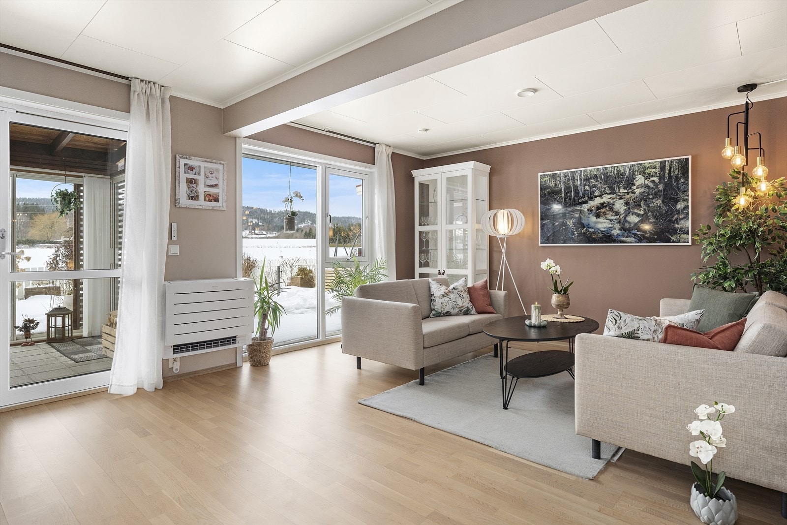 Enebolig i rekke fra 2019 over to etasjer med gjennomgående god standard Galleribilde