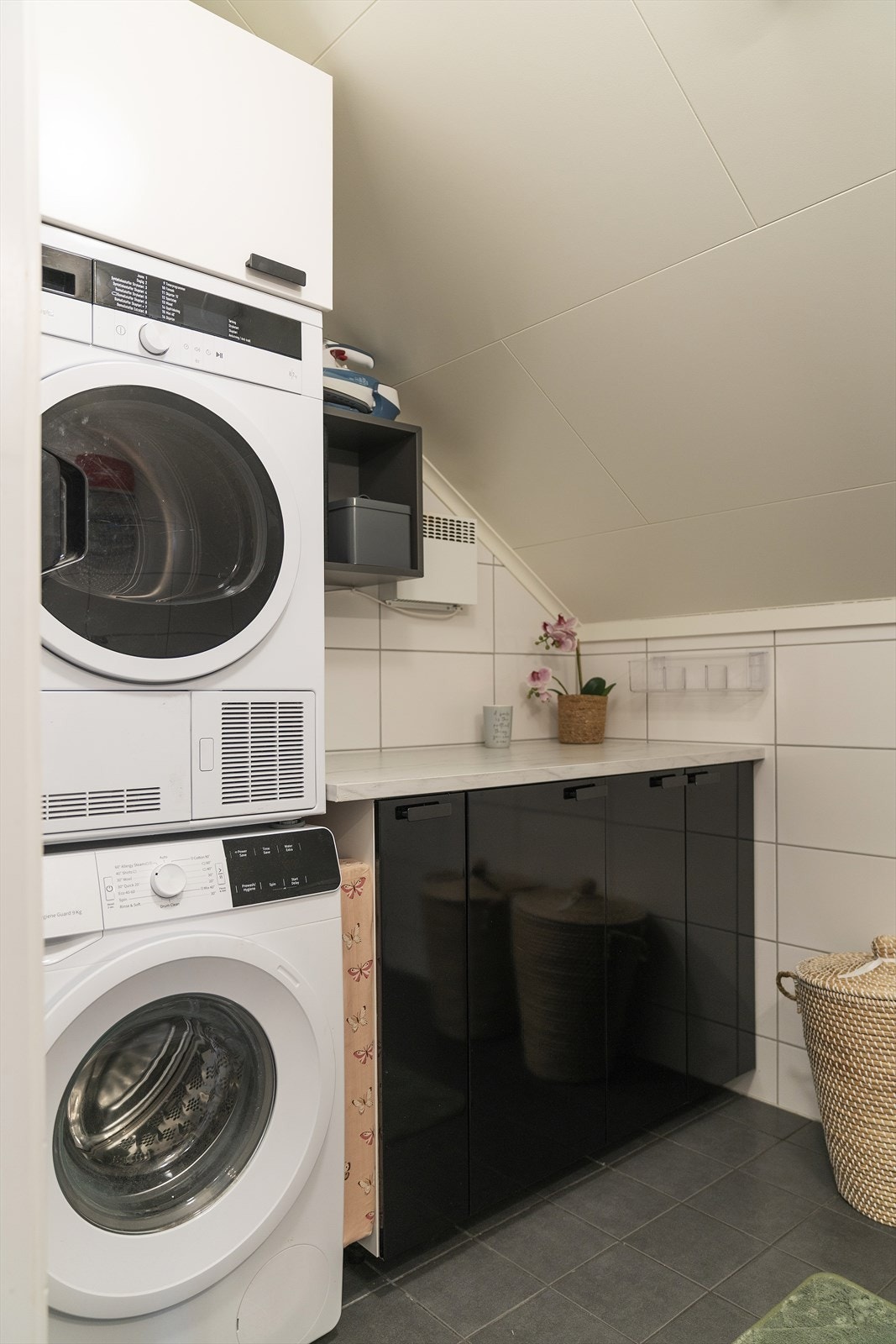 Rommet er utstyrt med servant over skuffeinnredning, speilskap med belysning, toalett, opplegg til vaskemaskin og tørketrommel, samt skap. Varmekabler i gulv Galleribilde