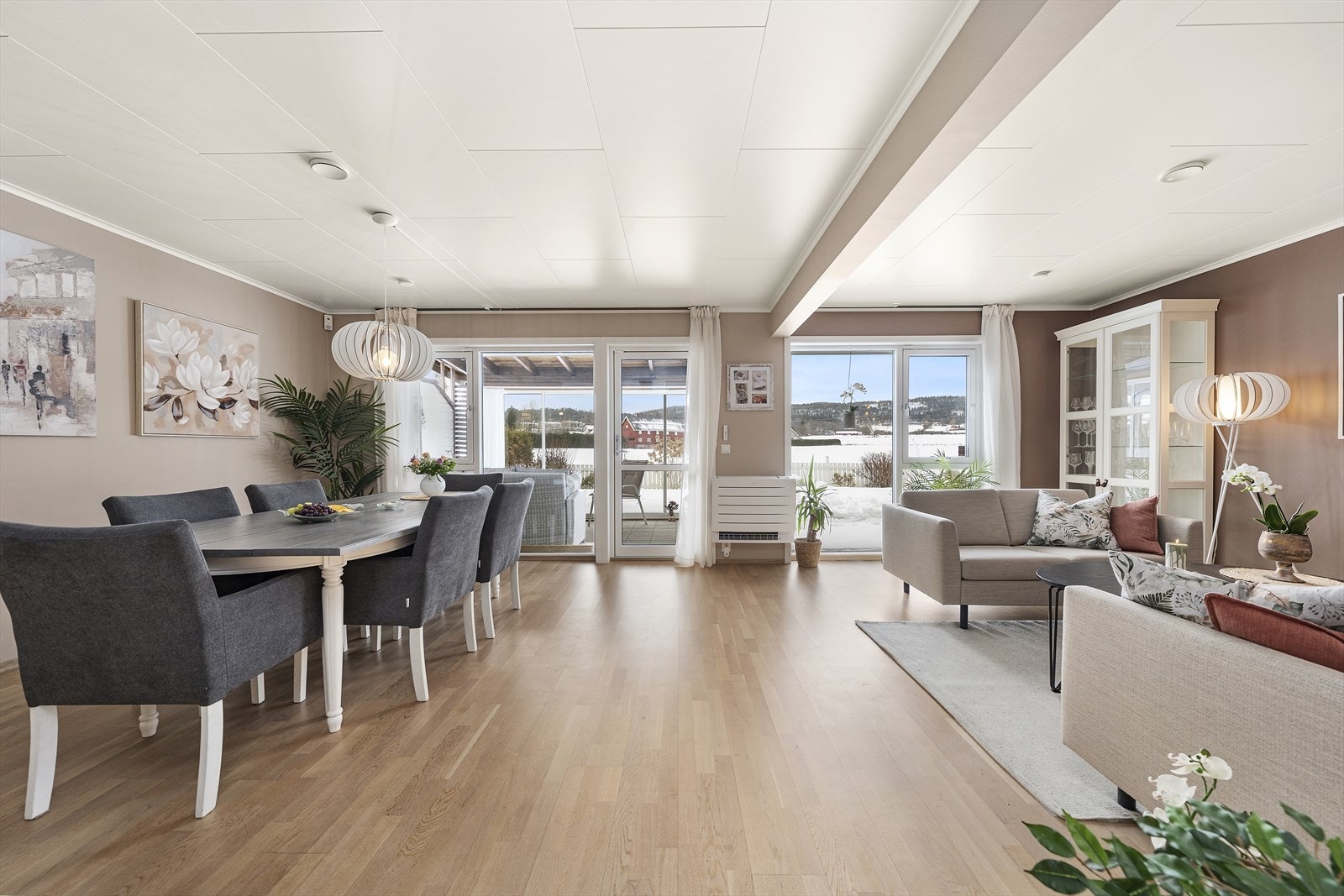 Lys og innbydende stue med store vindusflater som slipper inn rikelig med dagslys Galleribilde