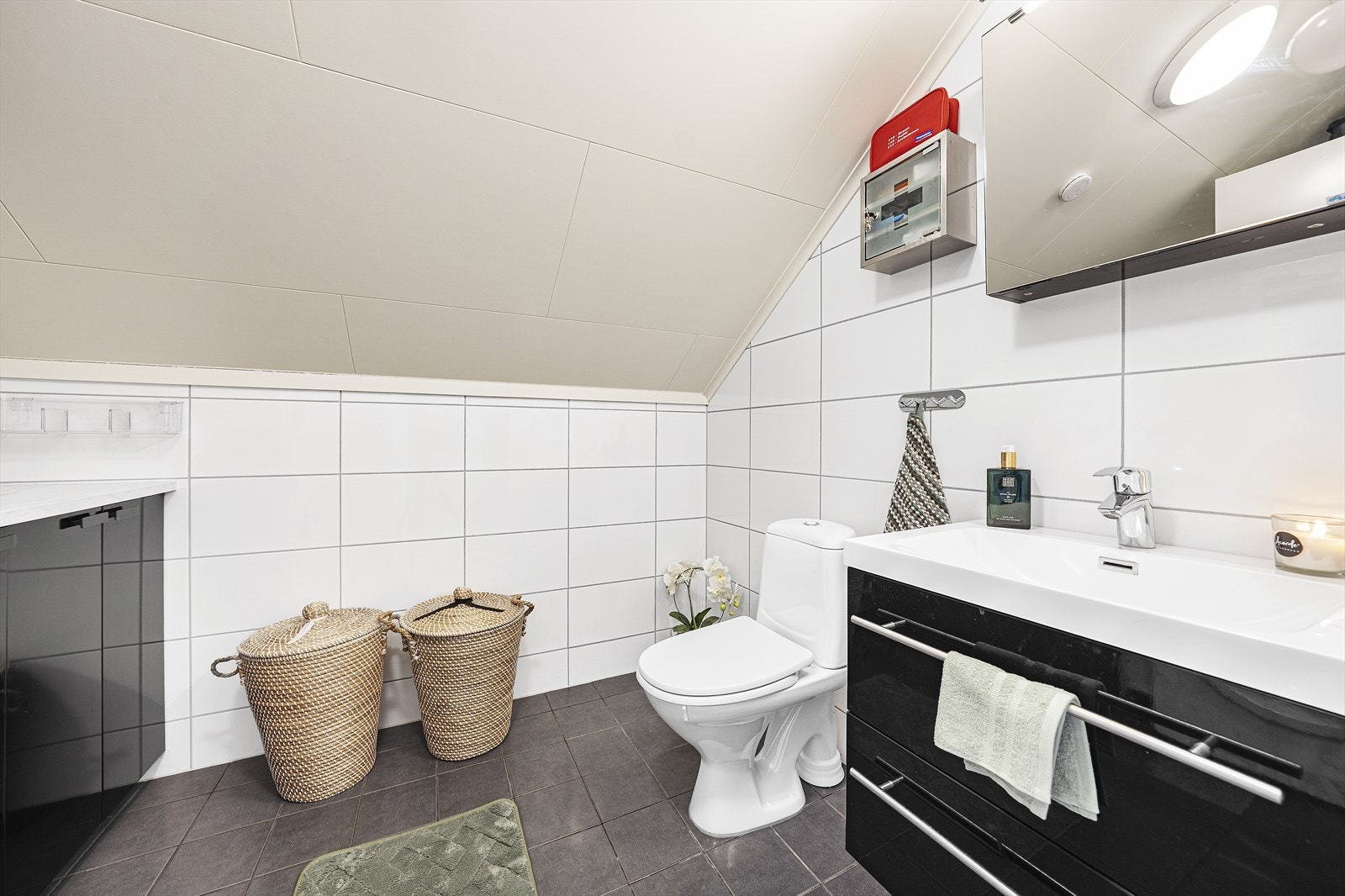 Praktisk vaskerom/toalettrom med flislagte overflater på gulv og vegger Galleribilde