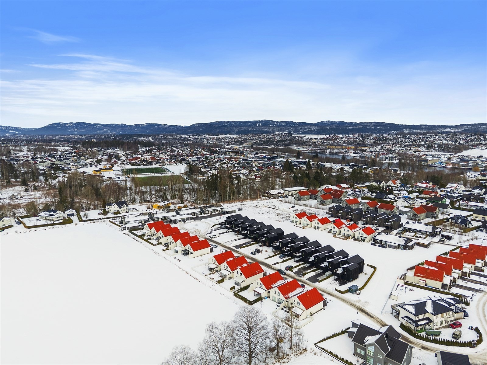 Sentral beliggenhet på Tollnes i Skien kommune, med nærhet til Porsgrunn sentrum, i tillegg til få minutters kjørevei til Skien sentrum med alle byens fasiliteter Galleribilde