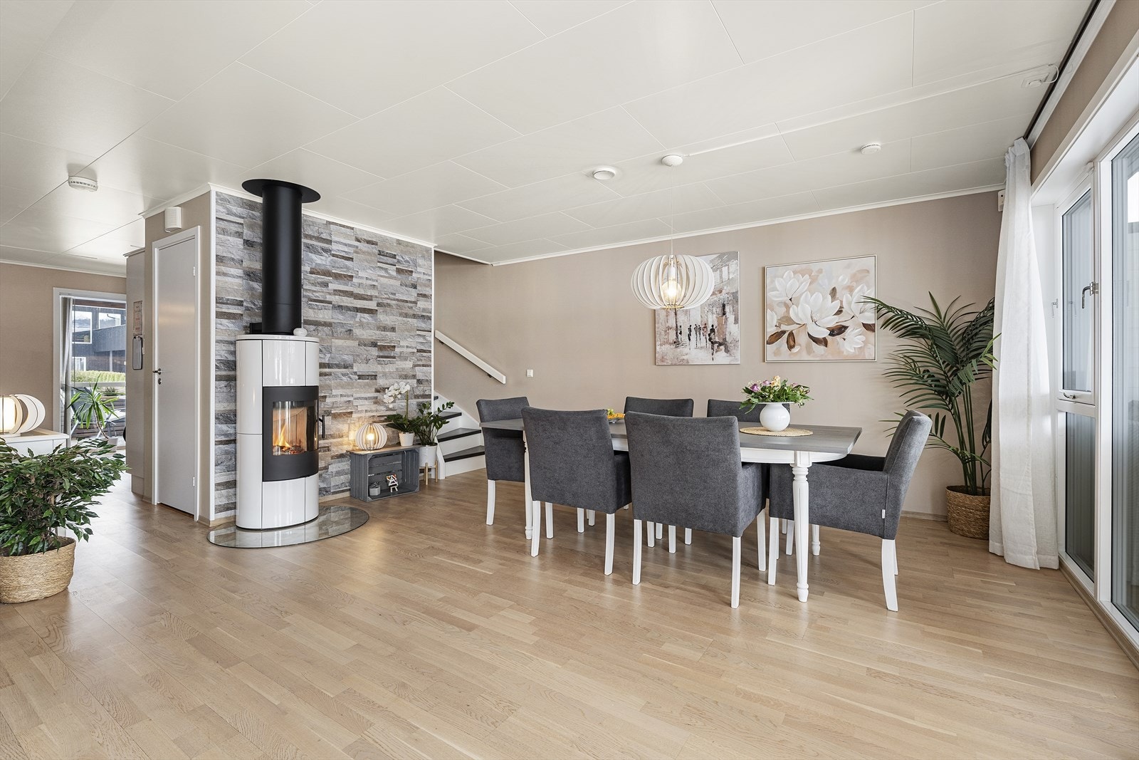 Fra stuen er det utgang til utestue med videre tilgang til terrasse og hage Galleribilde