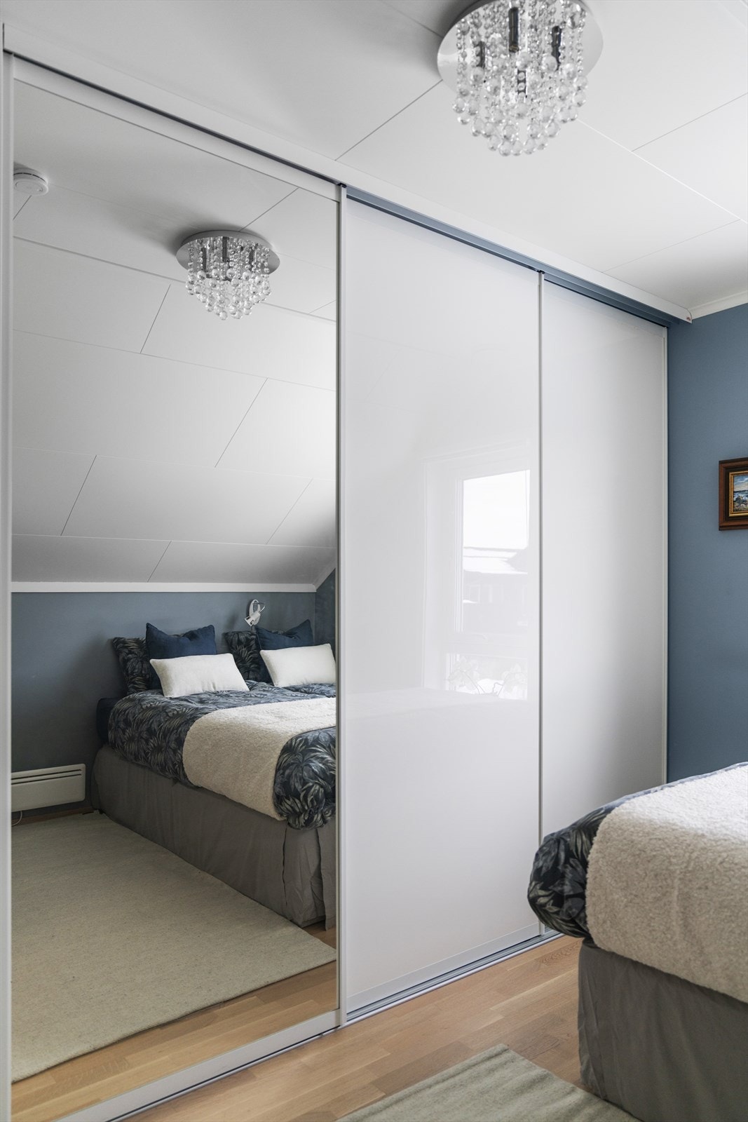 Praktisk skyvedørsgarderobe Galleribilde