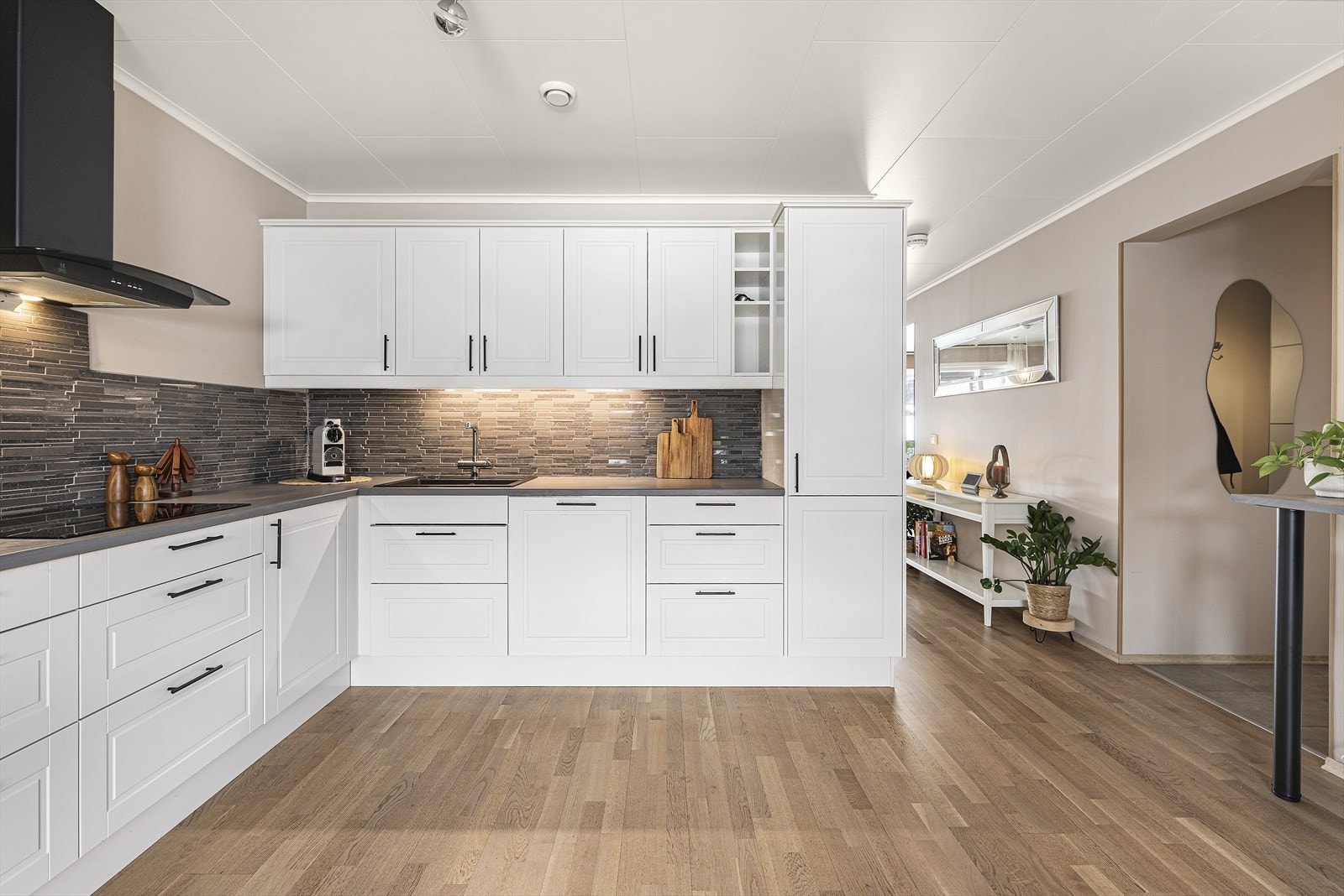 Innredningen tilbyr godt med skap- og benkeplass. Kjøkkenet har integrert oppvaskmaskin, stekeovn, mikroovn, platetopp og kjøl-/fryseskap Galleribilde