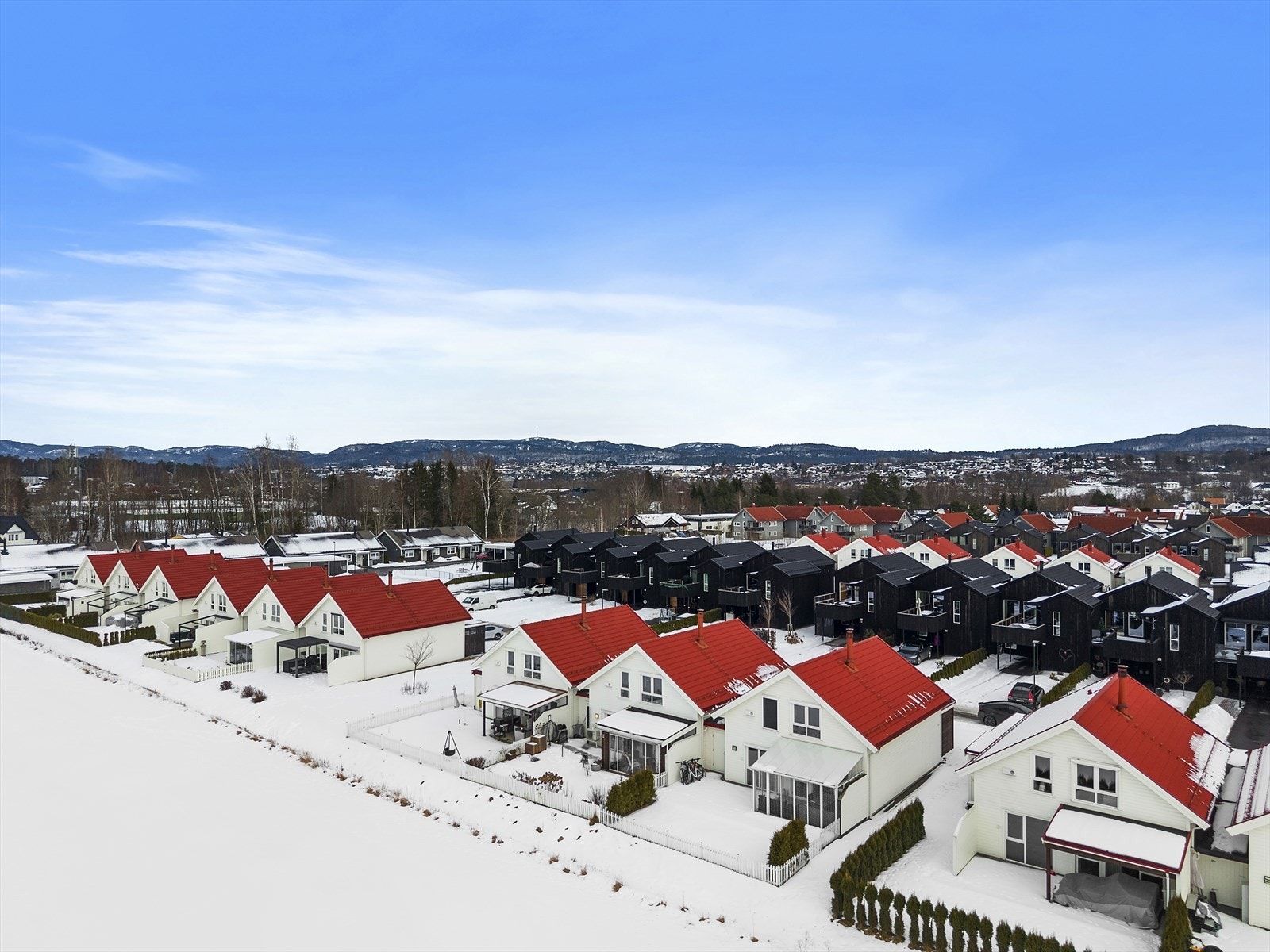 Boligen ligger i ytterste rekke mot jordet som gir boligen en usjenert beliggenhet mot vest Galleribilde