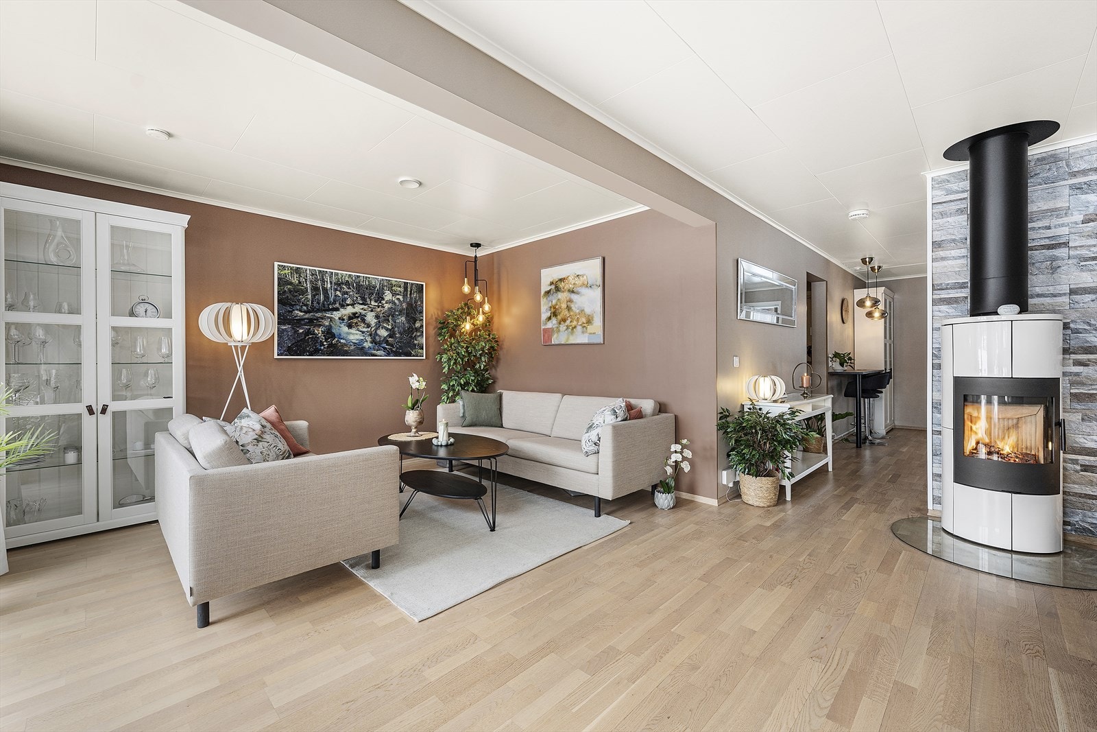 I stuen er det montert peisovn og varmepumpe som sørger for god og lun varme Galleribilde