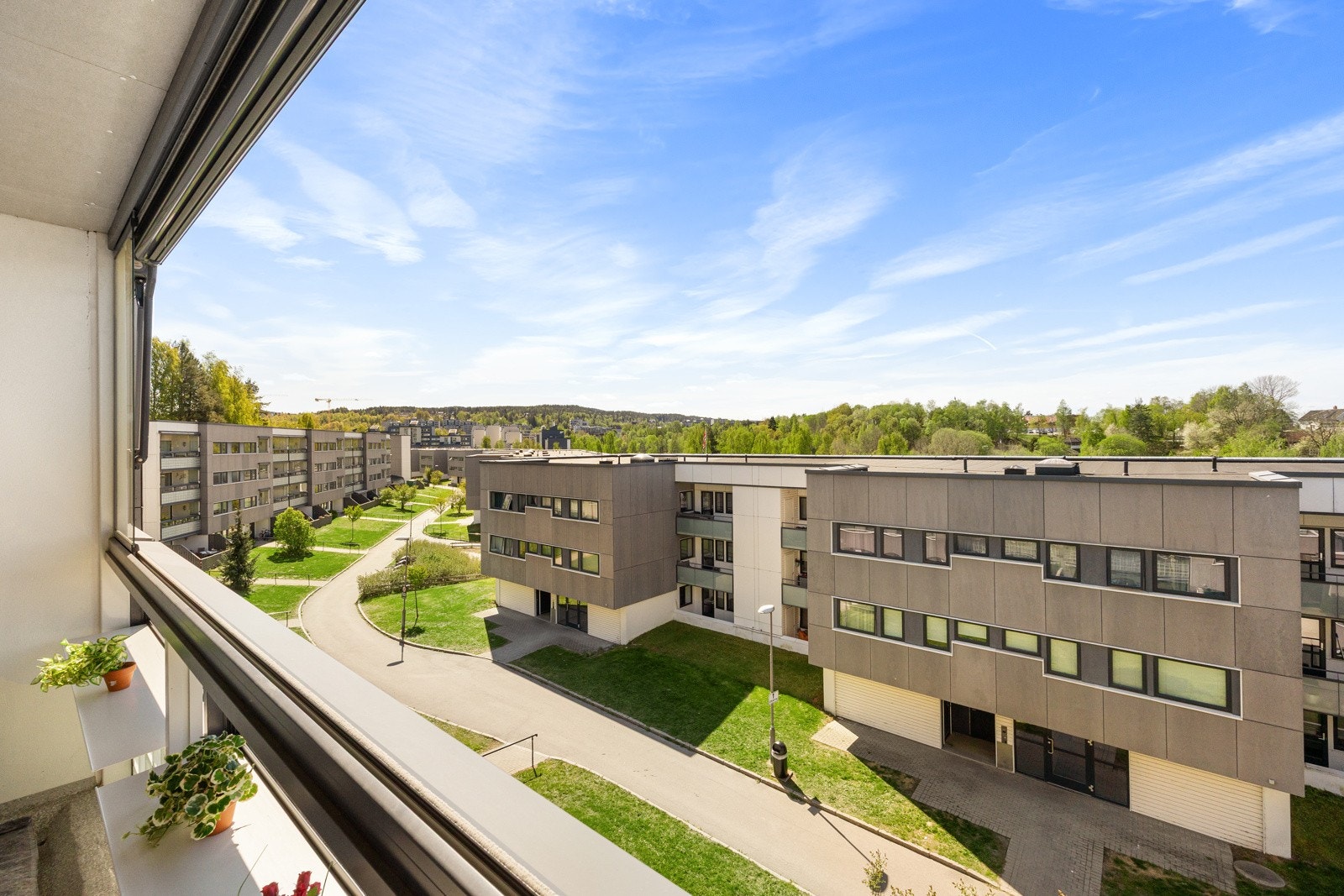 Utsikt fra den innglassede balkongen. Galleribilde