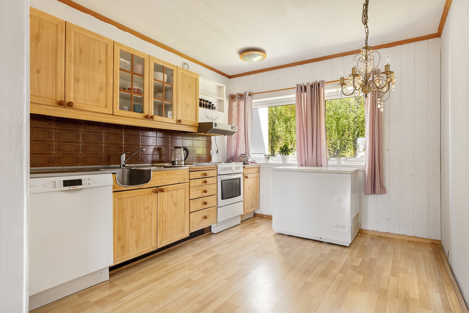 Separat kjøkken med eldre innredning, men som er funksjonell. Galleribilde