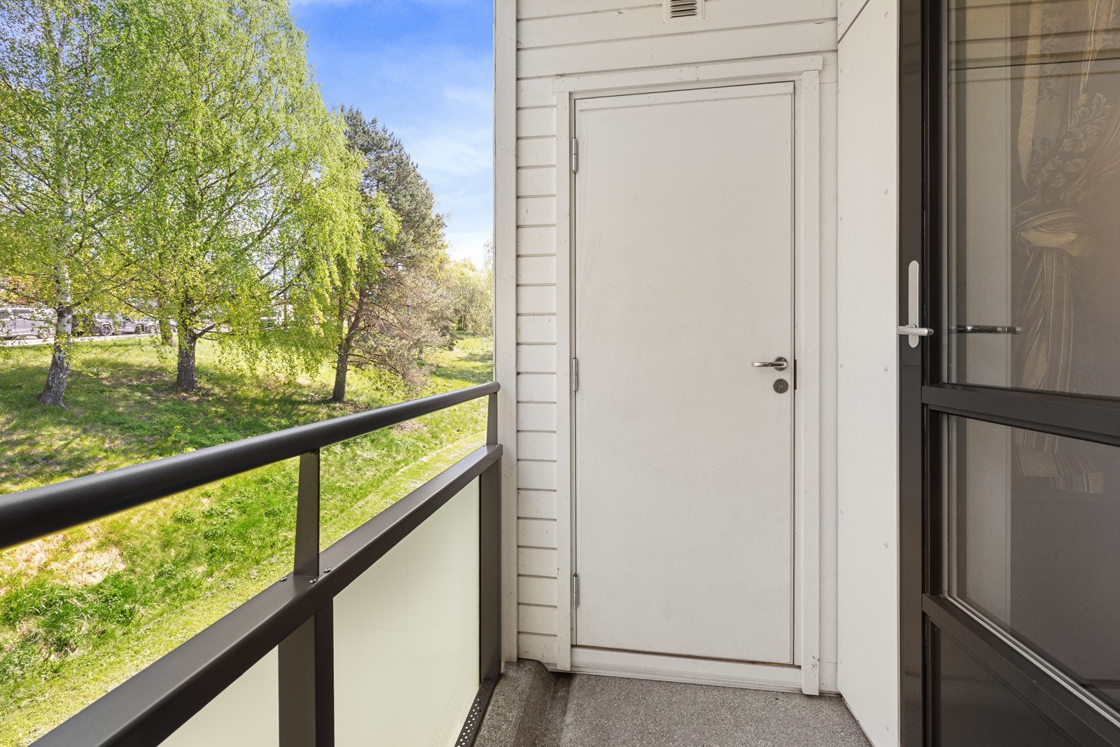 Fra soverommet er det utgang til en østvendt balkong på ca. 2 kvm med tilgang til en bod på ca. 2 kvm. Galleribilde