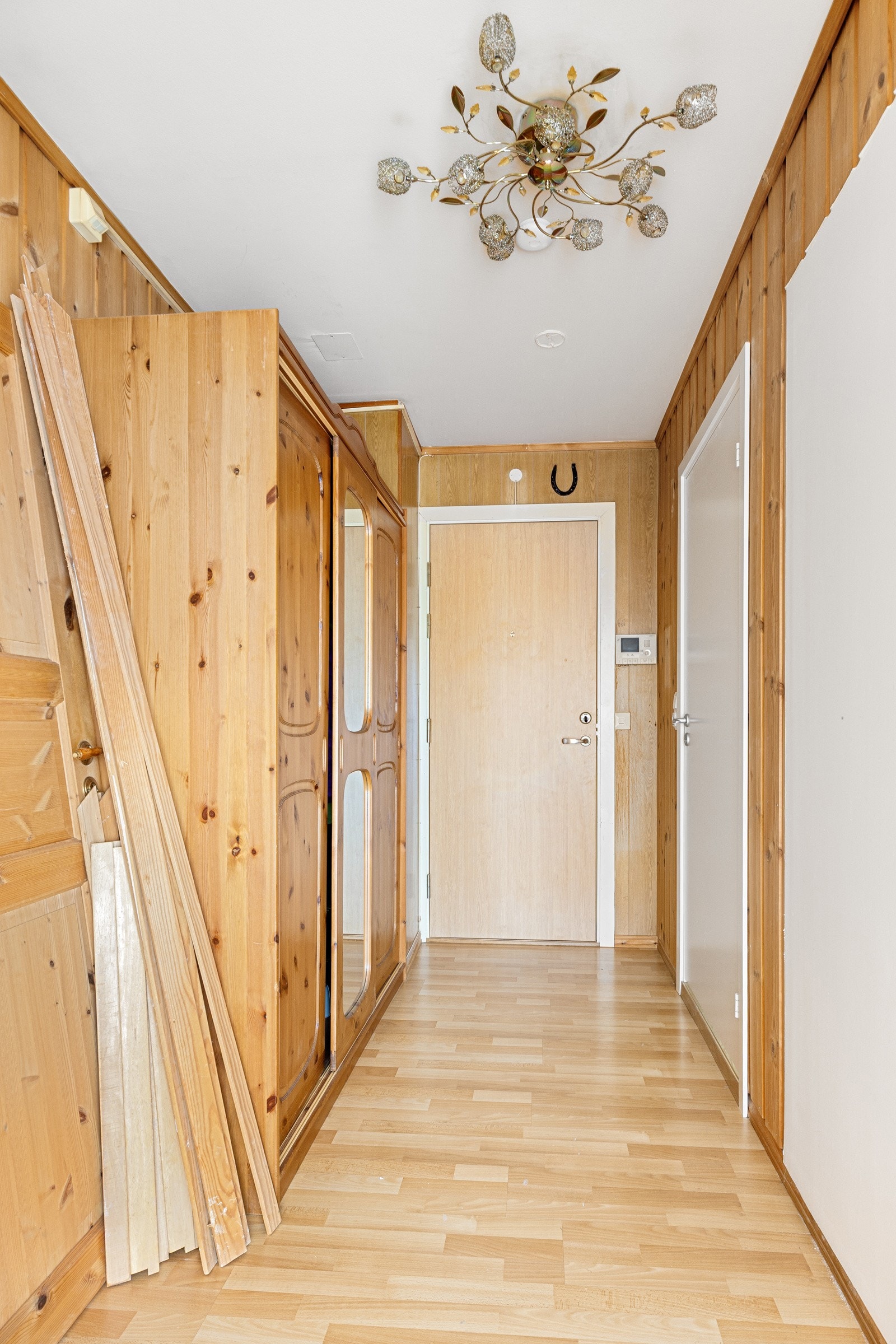 Velkommen inn til en praktisk entré og gang. Galleribilde