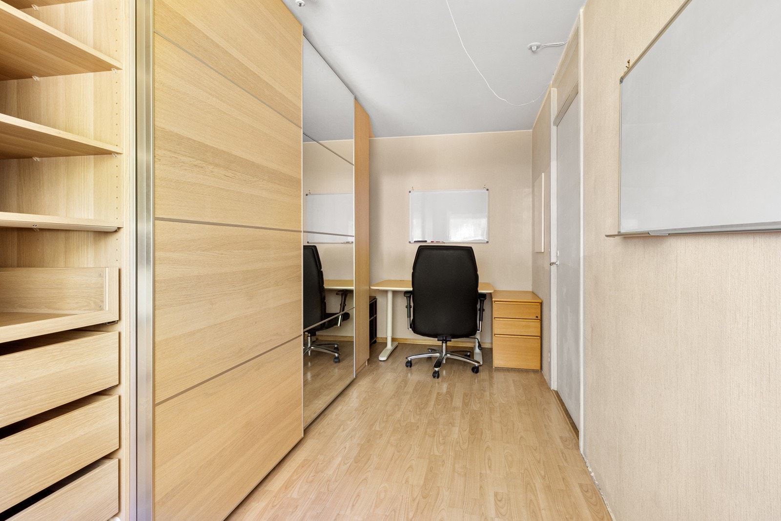 Soverom med skap. Galleribilde