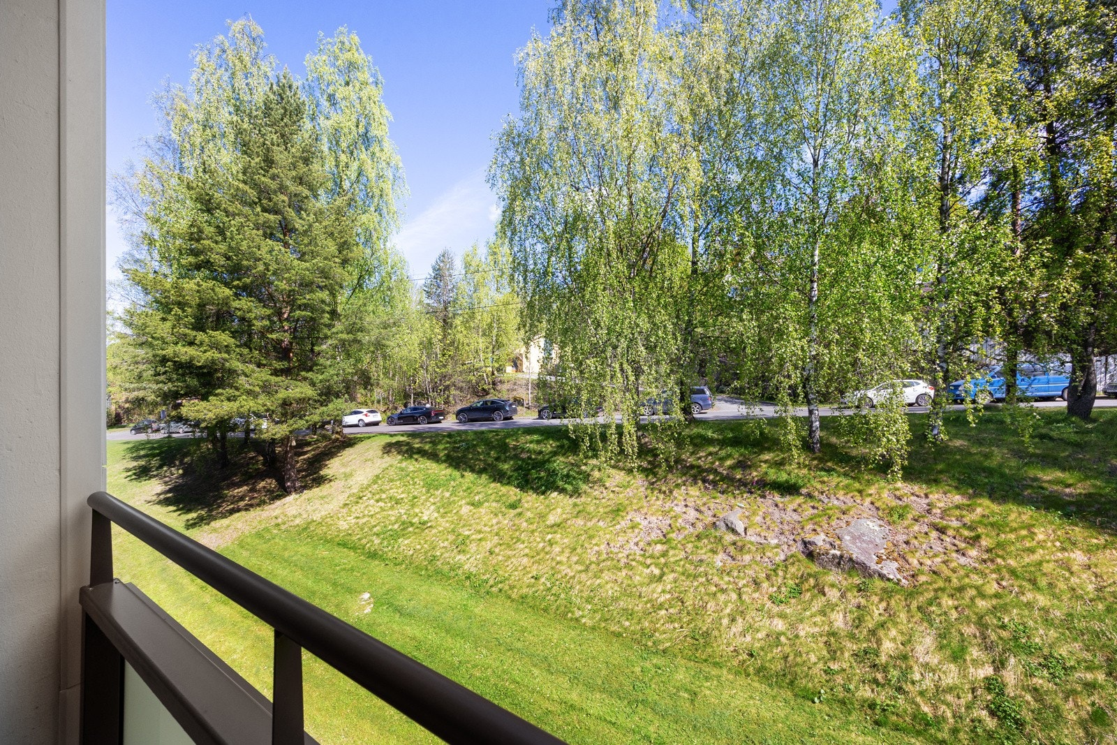 Fra soverommet er det utgang til en østvendt balkong med en bod på ca. 2 kvm med fin utsikt. Galleribilde