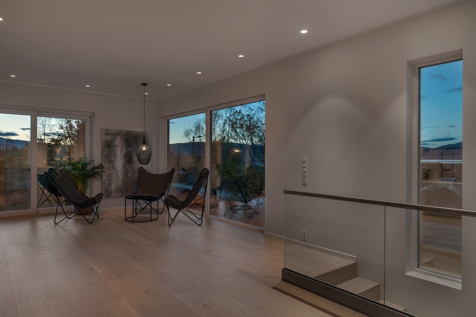 Når du kommer opp i 2. etasje møtes du av en stor og åpen stue Galleribilde