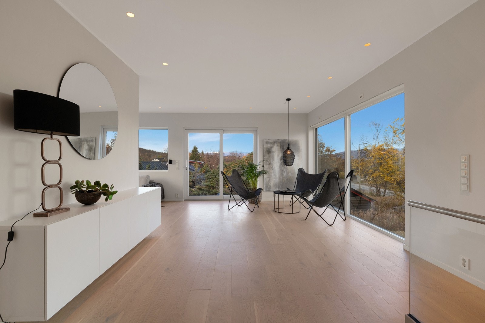 Store vindusflater slipper inn mye naturlig lys Galleribilde