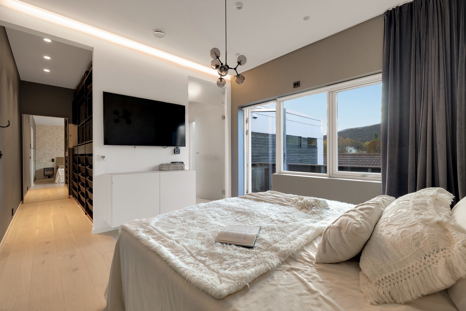 I tillegg til stue byr denne etasjen på 4 soverom og en flott TV-stue/kinorom Galleribilde