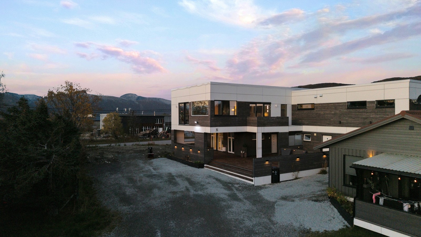 Vikvegen 5B ligger i Tønsvika ca. 25 minutters kjøring fra Tromsø sentrum Galleribilde