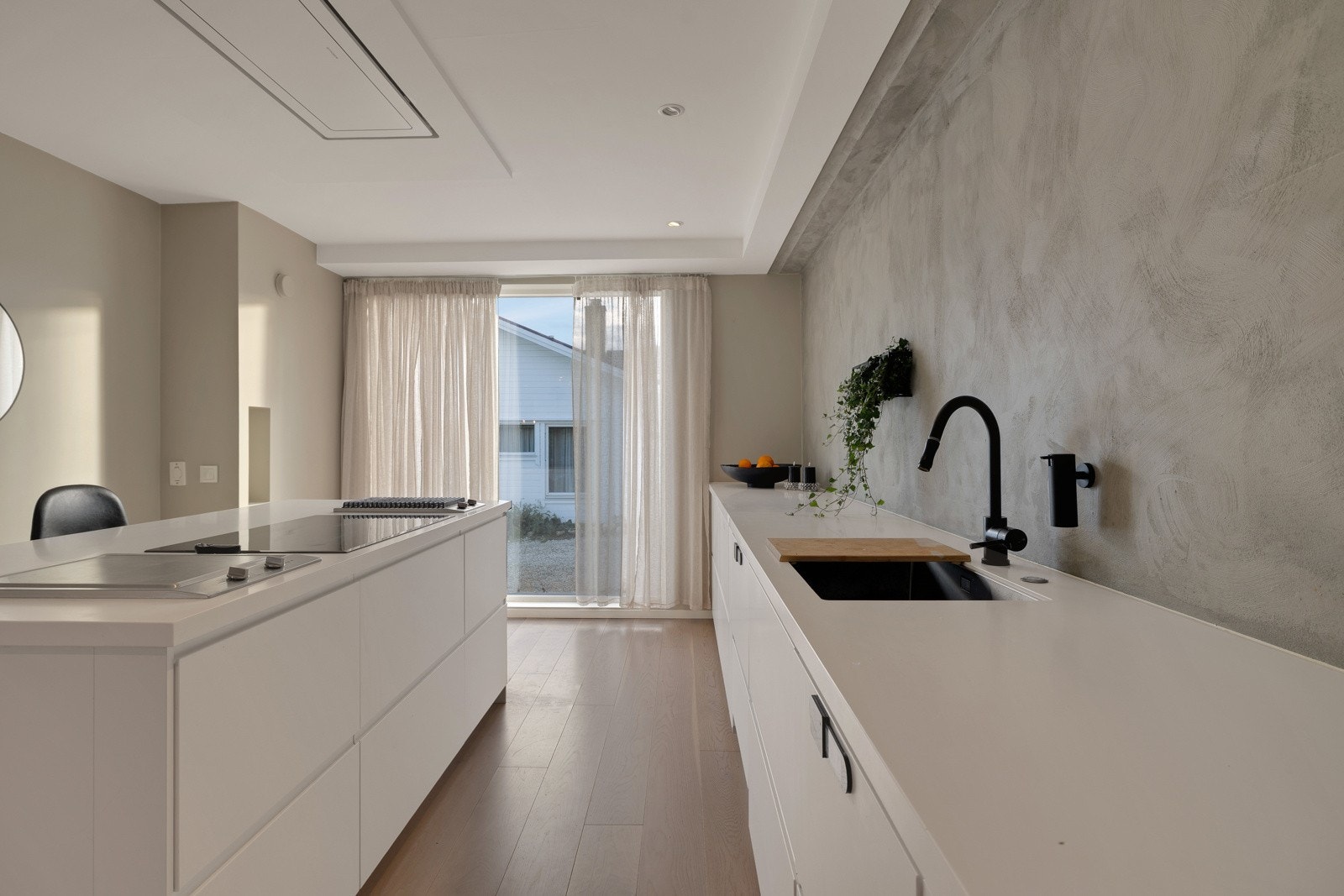 Innholdsrikt og pent kjøkken med rikelig skap- og benkeplass Galleribilde