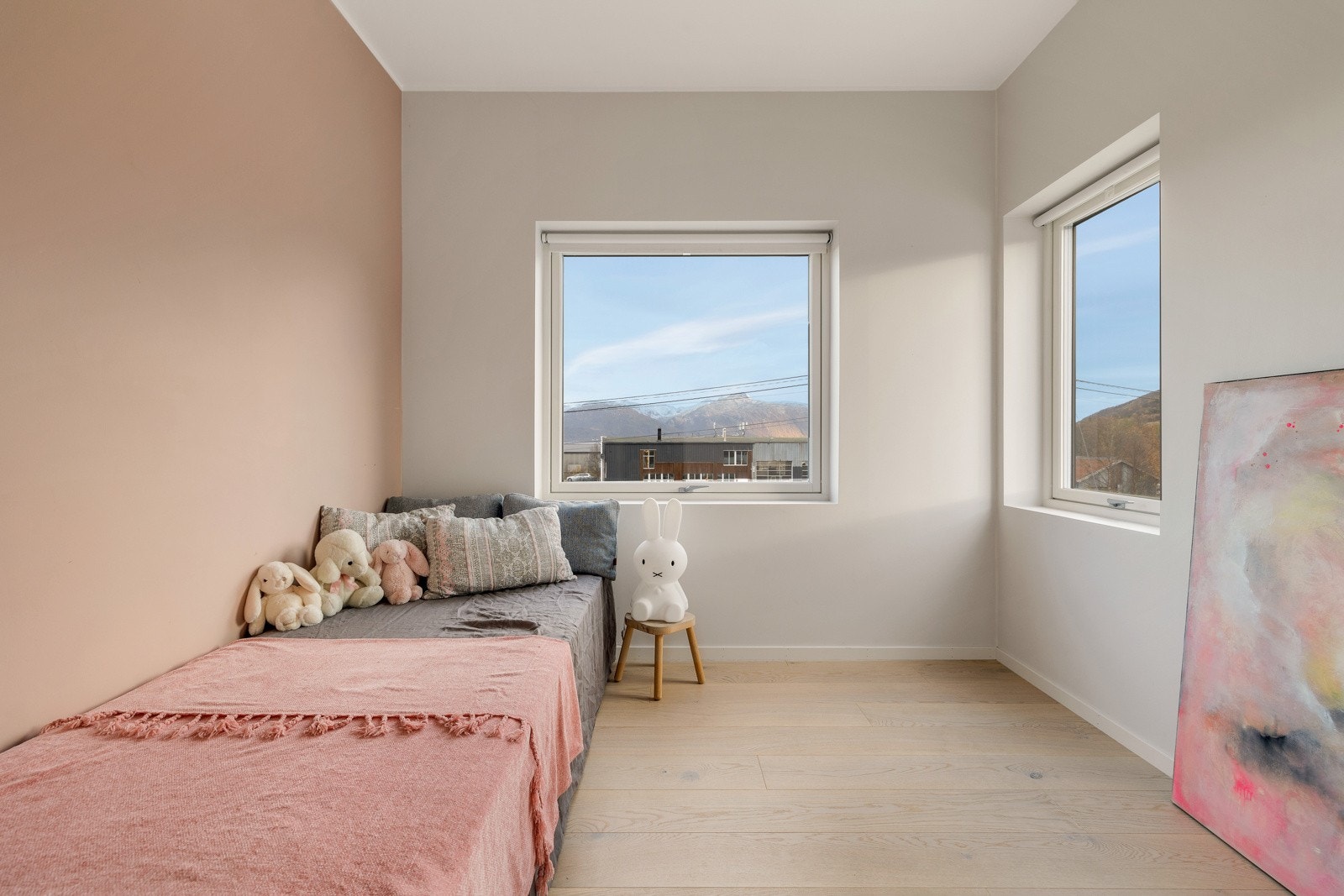 Soverom 2 ligger på motsatt side av gangen for hovedsoverommet Galleribilde