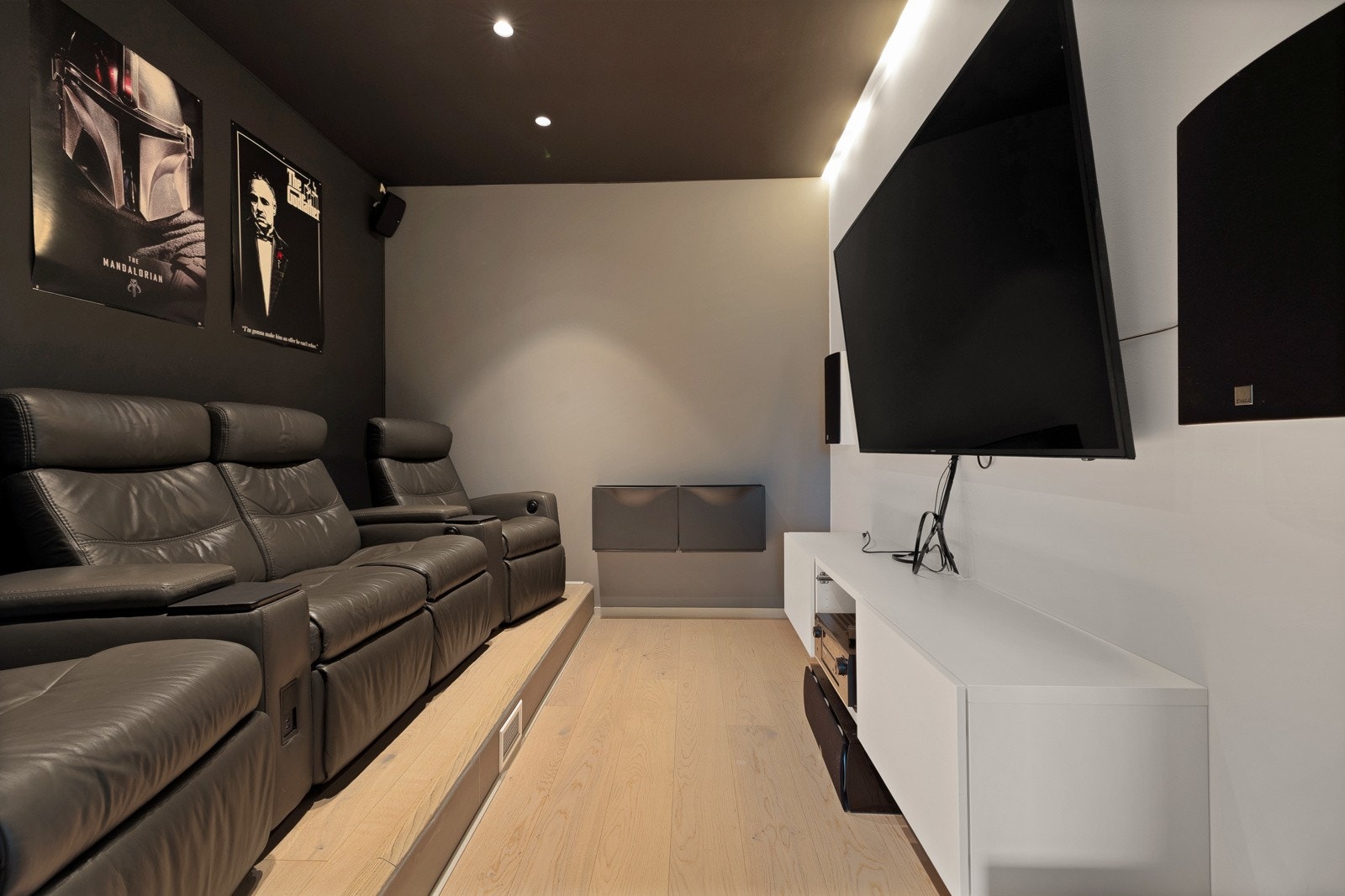 Om du er glad i TV og film byr Vikvegen 5B på dette flotte rommet Galleribilde