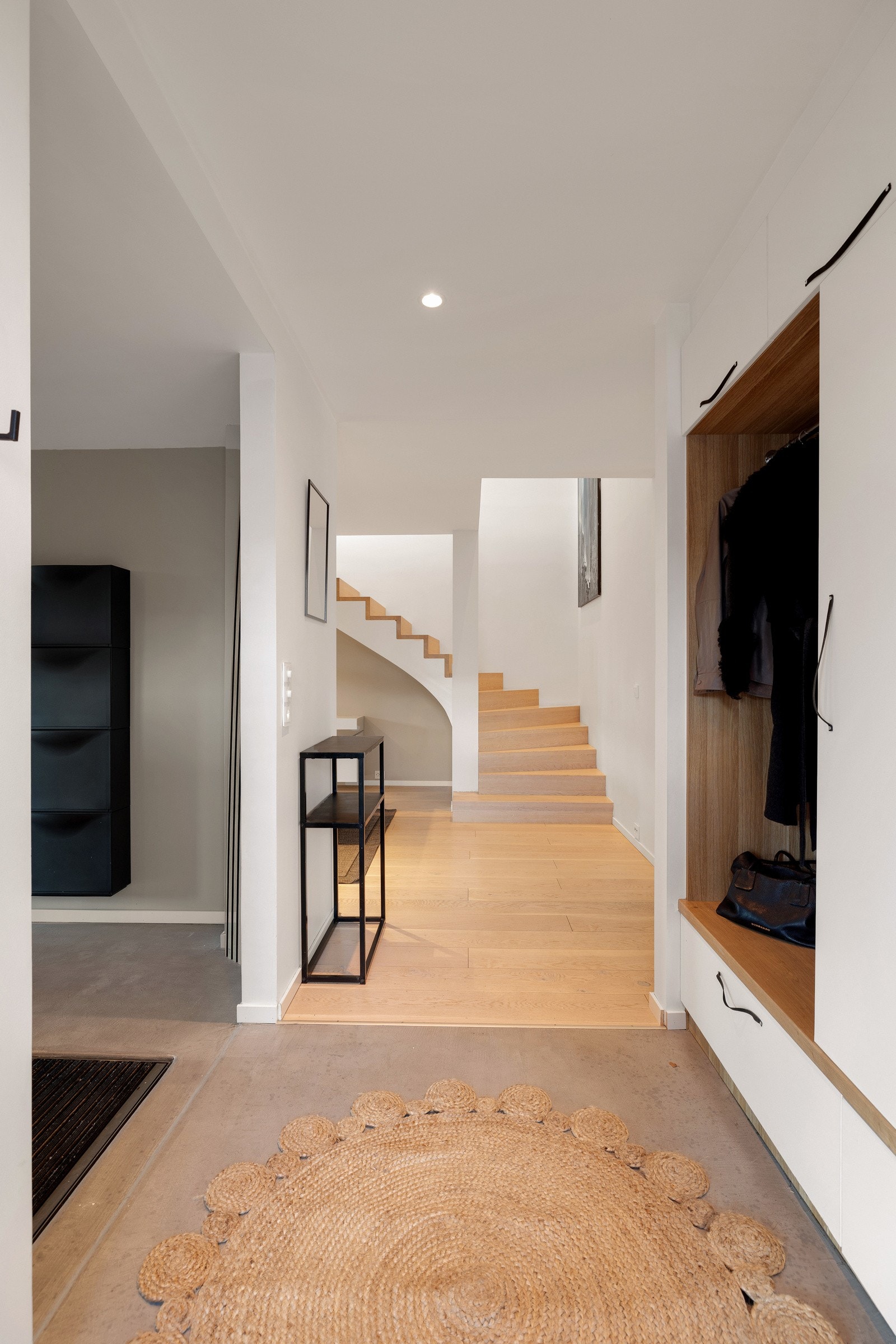 Velkommen inn! Det første som møter deg er dette fine inngangspartiet som leder til stor garderobe og vindere inn til bl.a. spisestue og kjøkken Galleribilde