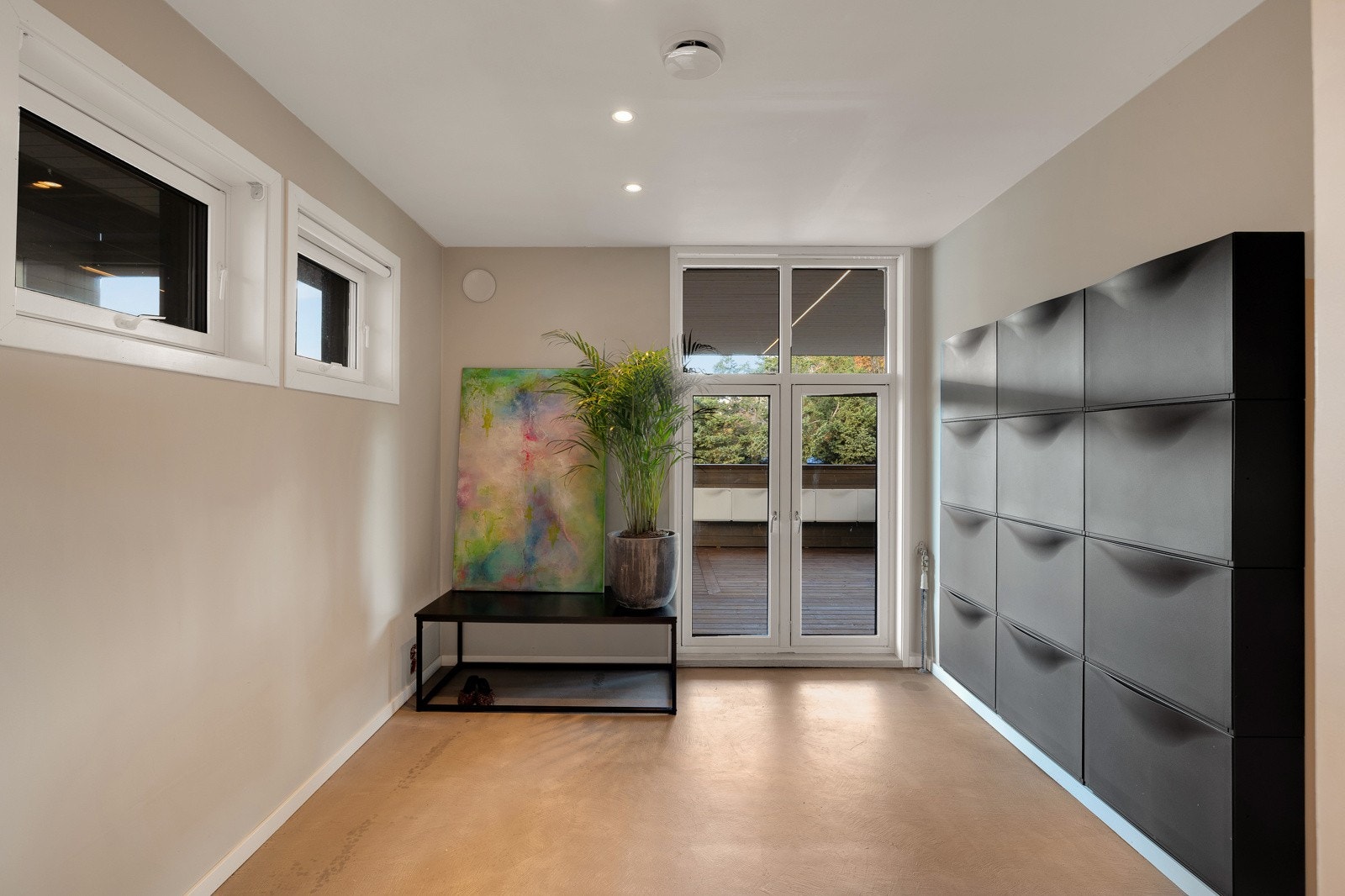 Romslig garderobe i tilknytning inngangspariet med dører ut til overbygget markterrasse Galleribilde