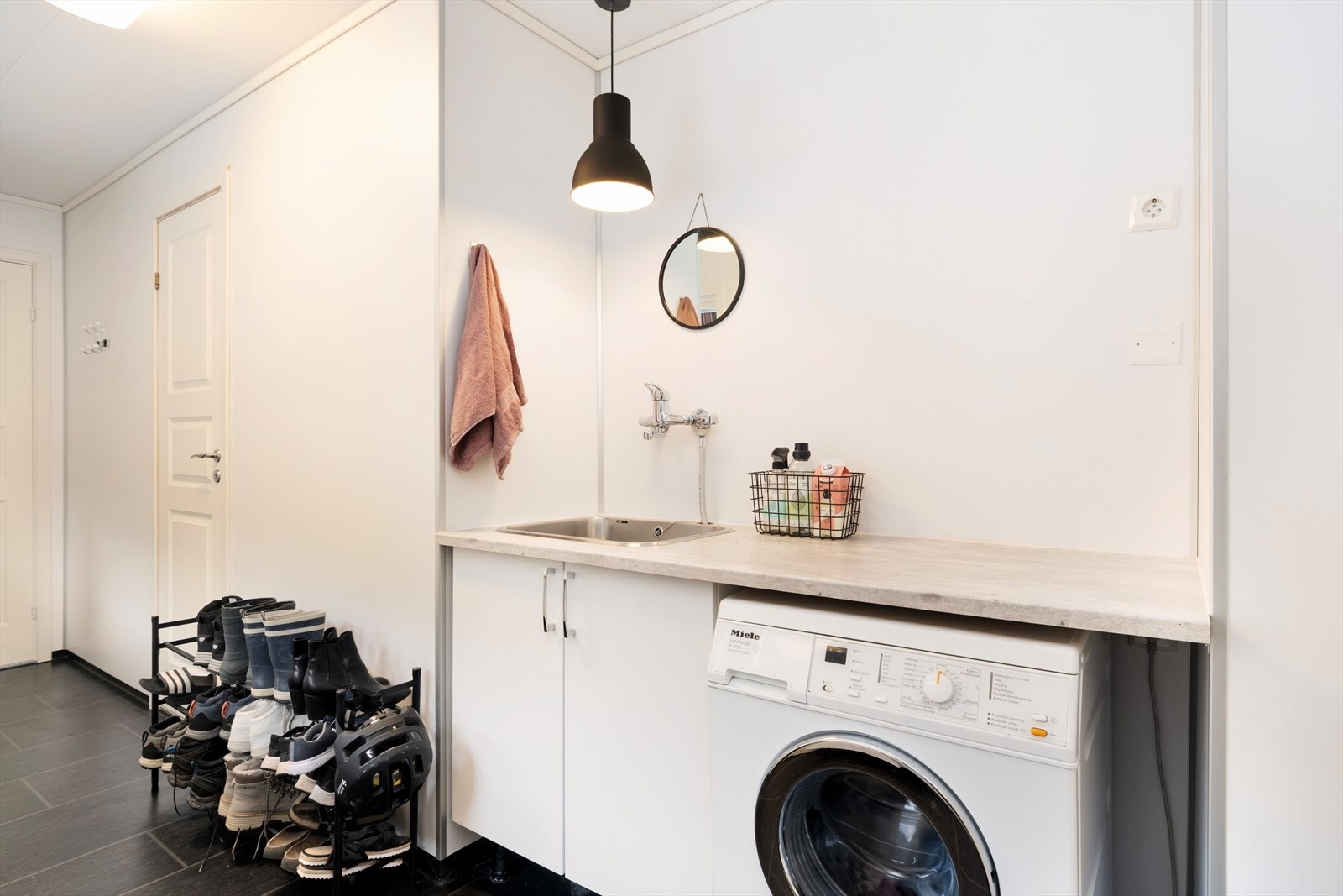 Frå vaskerommet er det tilkomst til bodareal og baderom. Galleribilde