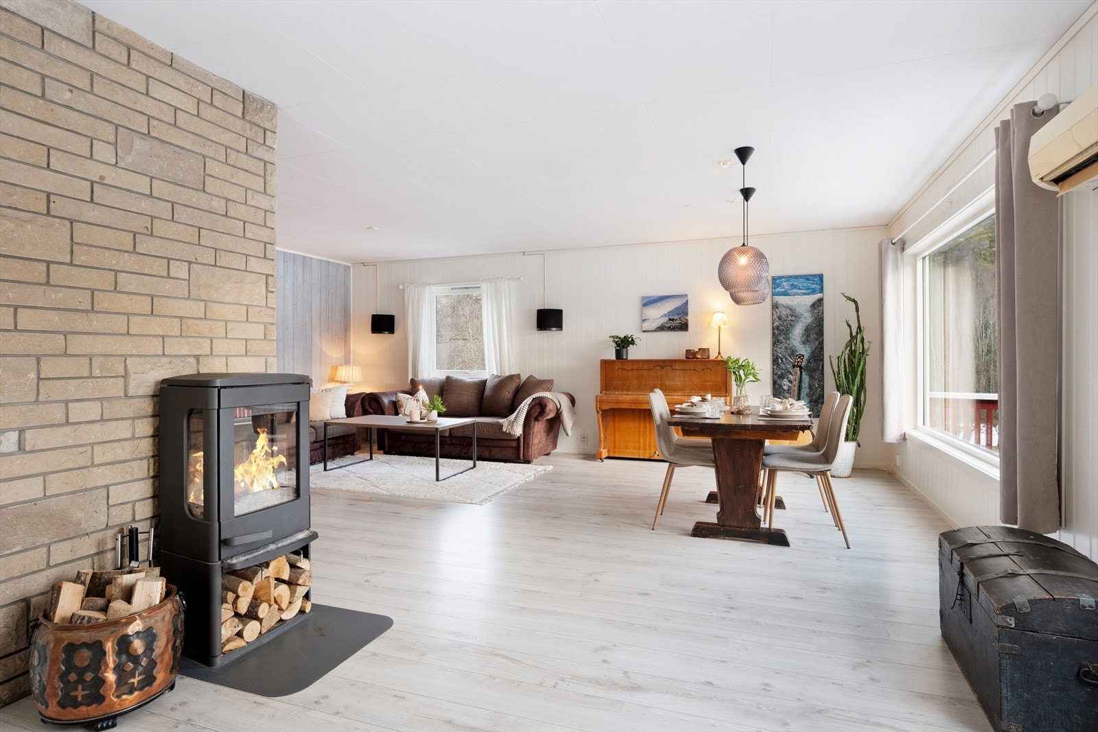 Som oppvarmingskjelder er det både vedomn og varmepumpe luft til luft. Galleribilde