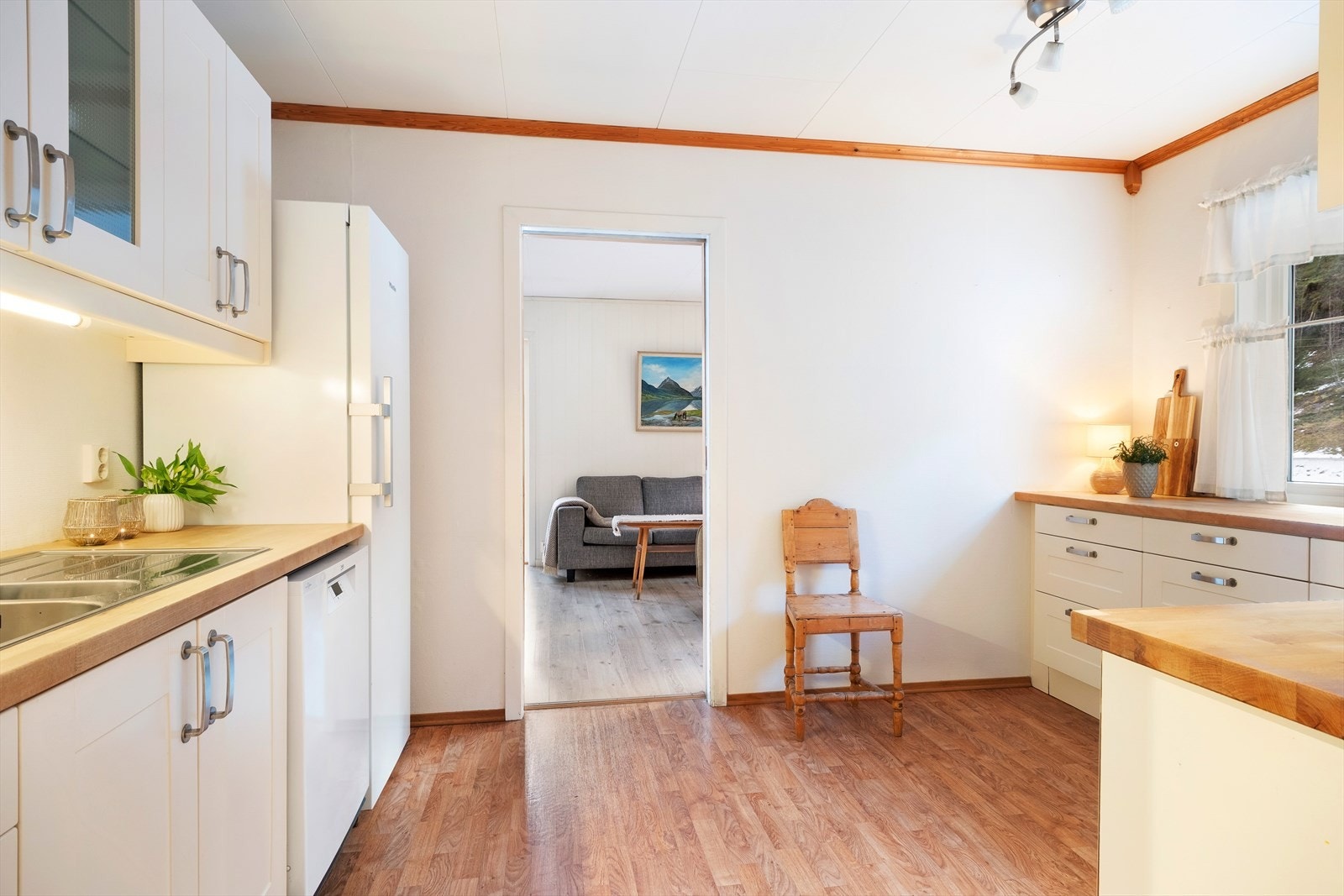 Kjøkkenet har ei praktisk utforming med god lagringsplass i både over- og underskåp/skuffer. Galleribilde