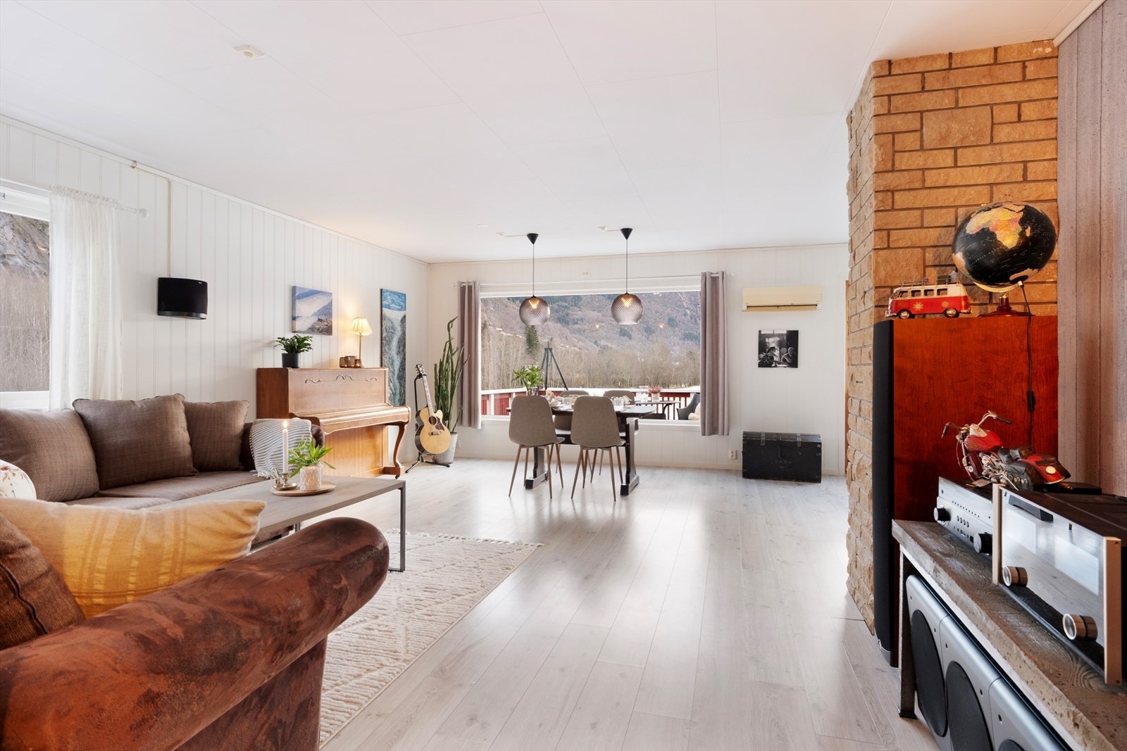 Stova har ei fin utforming som lett kan innreiast med fleire sittesoner. Galleribilde