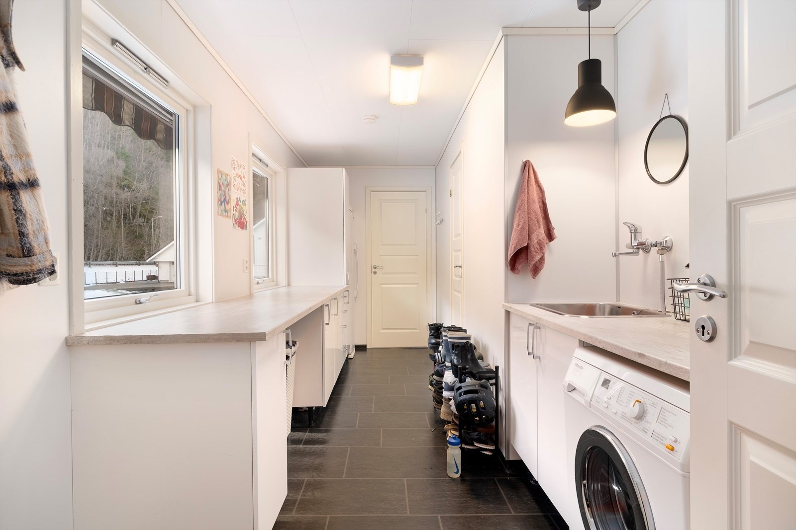 Praktisk vaskerom av god storleik. Vaskerommet har baderomsplater på veggar og taket har himlingsplater. Golvet har vinylbelegg og elektriske varmekablar. Galleribilde