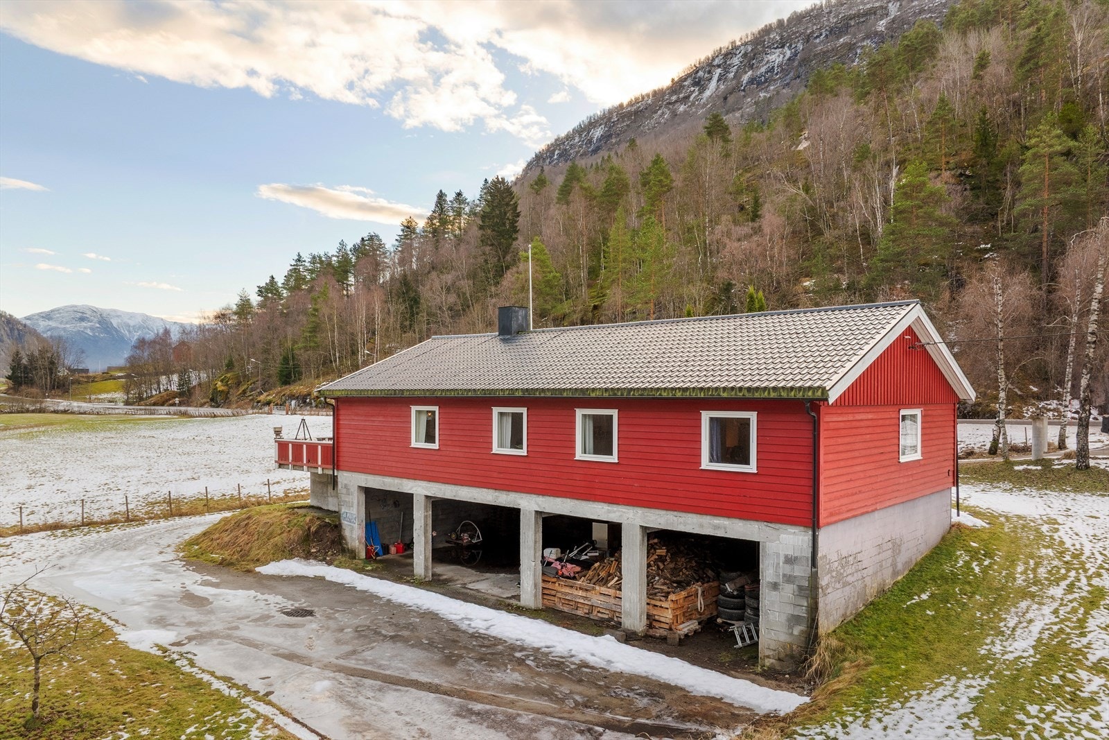 I kjellaren er det garasje over det heile utan portar, og eit isolert rom med vassinntak, trykktank, fordeling og varmtvassberedar. Galleribilde