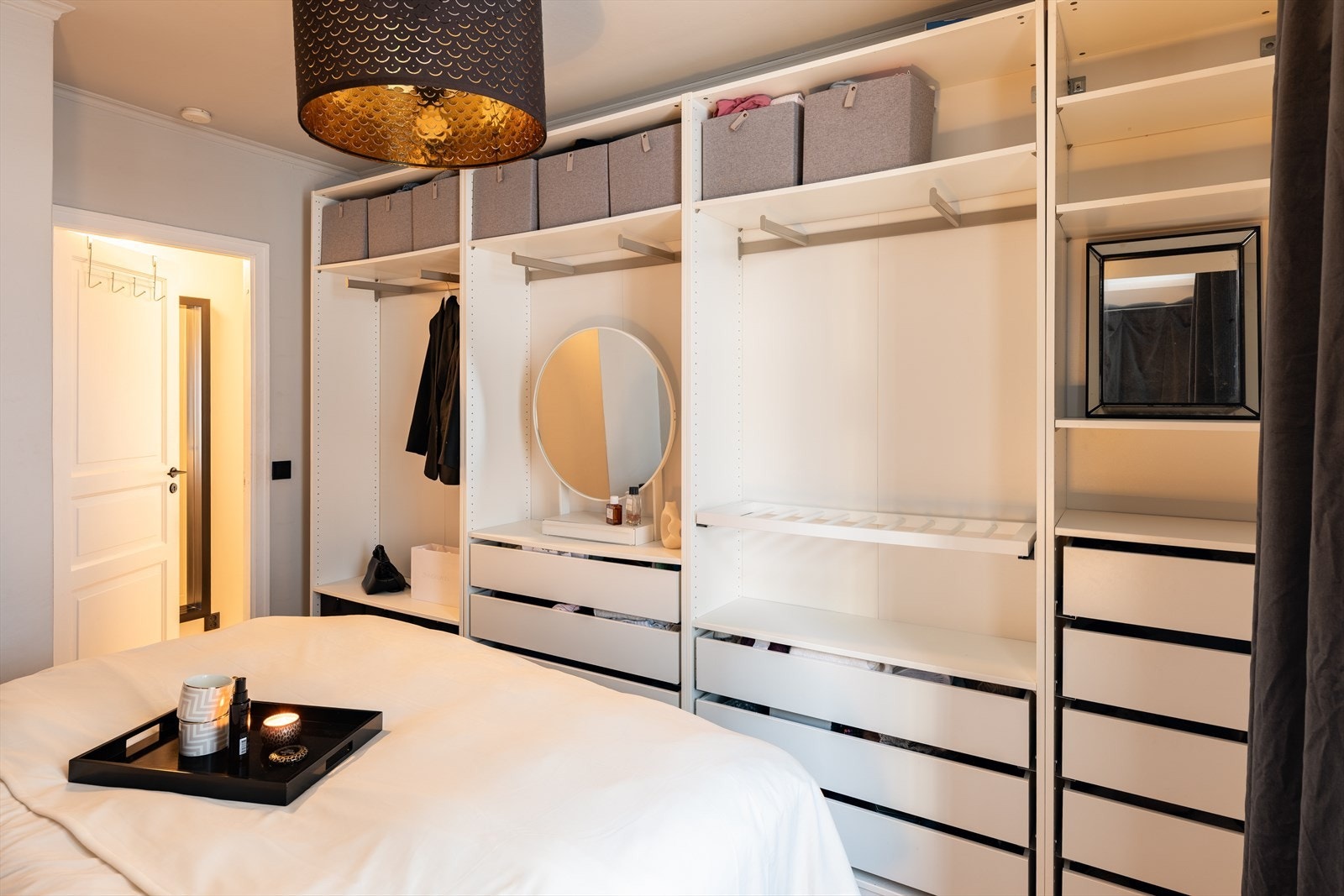 Hovedsoverommet har god plass til dobbeltseng og en romslig plassbygd garderobeløsning. Galleribilde