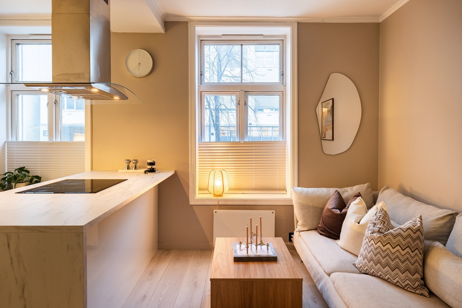 Leiligheten har en åpen stue- og kjøkkenløsning i en pen, moderne utførelse. Galleribilde