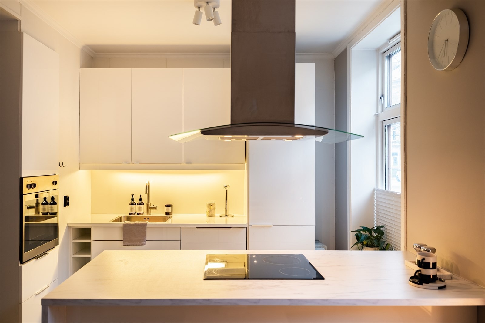 Kjøkkenet har integrerte hvitevarer som platetopp, stekeovn, oppvaskmaskin og kjøle-/fryseskap, samt ventilator. Galleribilde