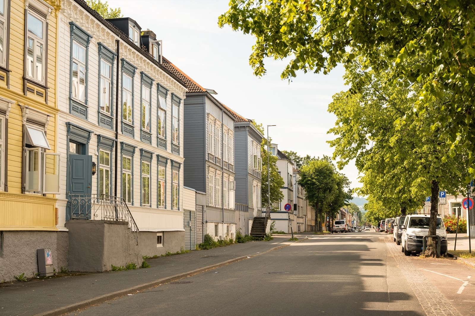 Leiligheten har en meget sentral og attraktiv beliggenhet i et av Trondheims mest populære boområder- Møllenberg. Her bort du i et attraktivt område med kort vei til Solsiden, sentrum og flere av byens studiesteder. Galleribilde