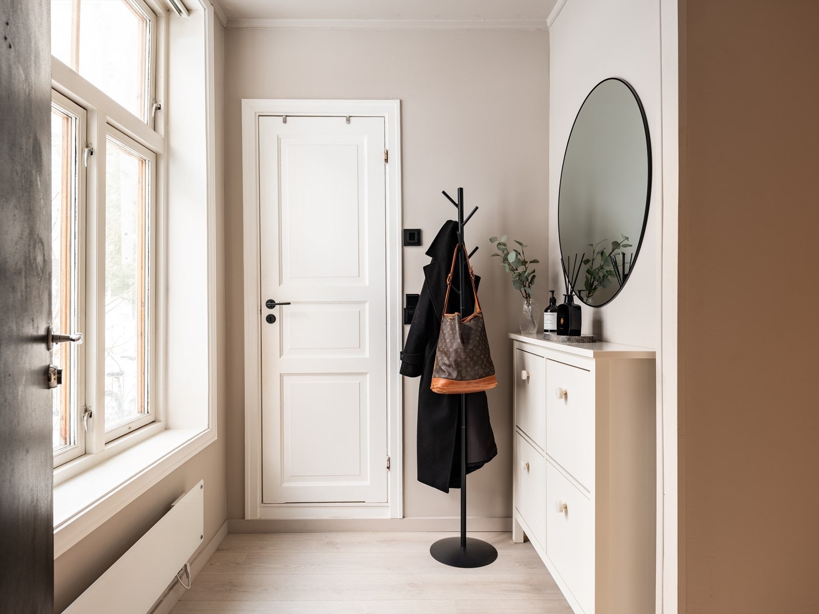 Pen, innbydende entré med plass til oppheng av klær og plassering av skotøy. Galleribilde