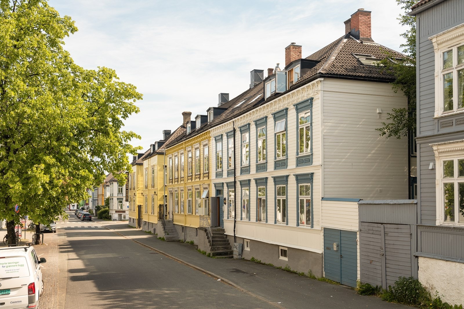 Innen gangavstand finner man flere dagligvarebutikker, restauranter, bakeri, m.m., samt vakre Kristiansten Festning med tilhørende parkområder. Galleribilde