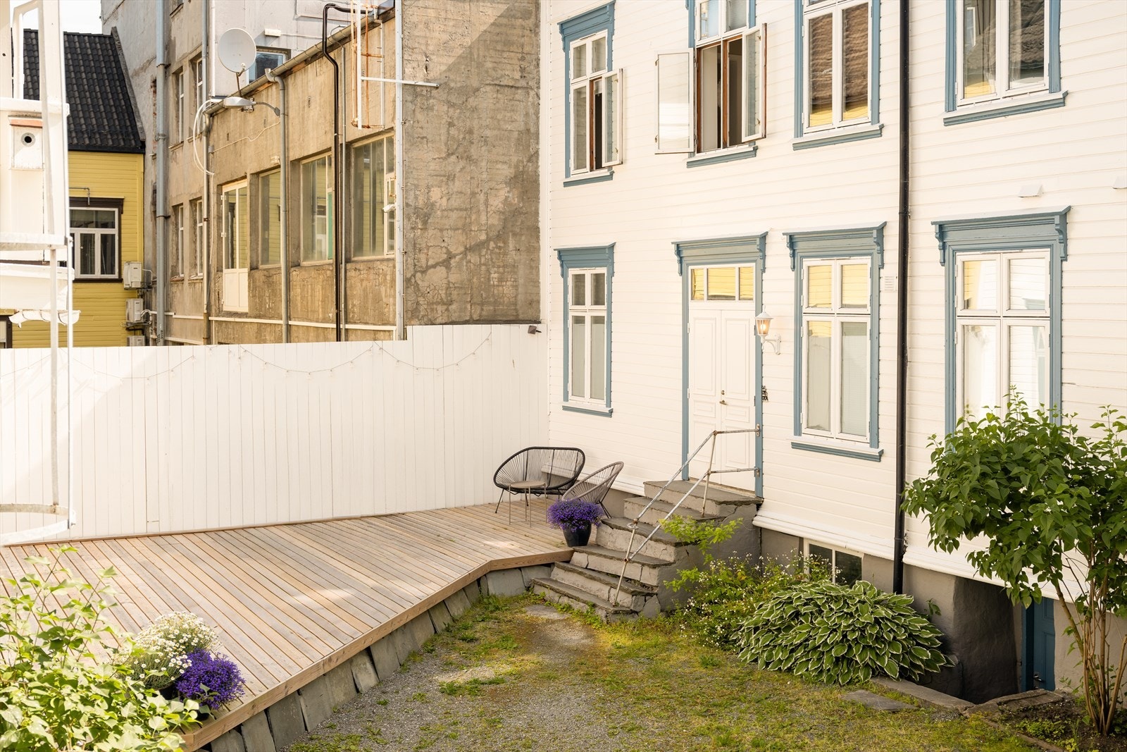 Sameiet har en felles, hyggelig bakgård med terrasse - perfekt for sommerhalvåret. Galleribilde