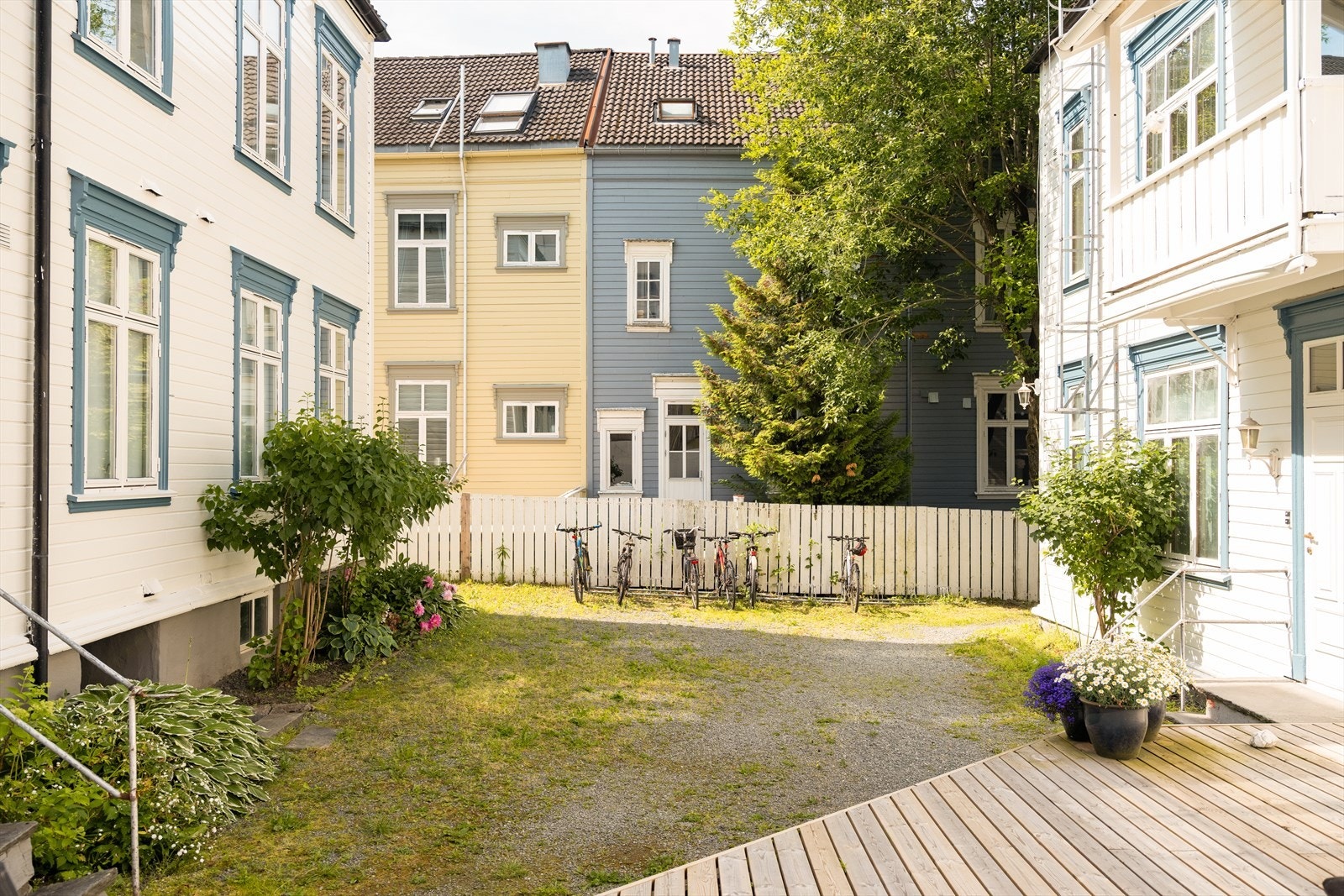 Sykkelparkering like utenfor inngangen. Galleribilde