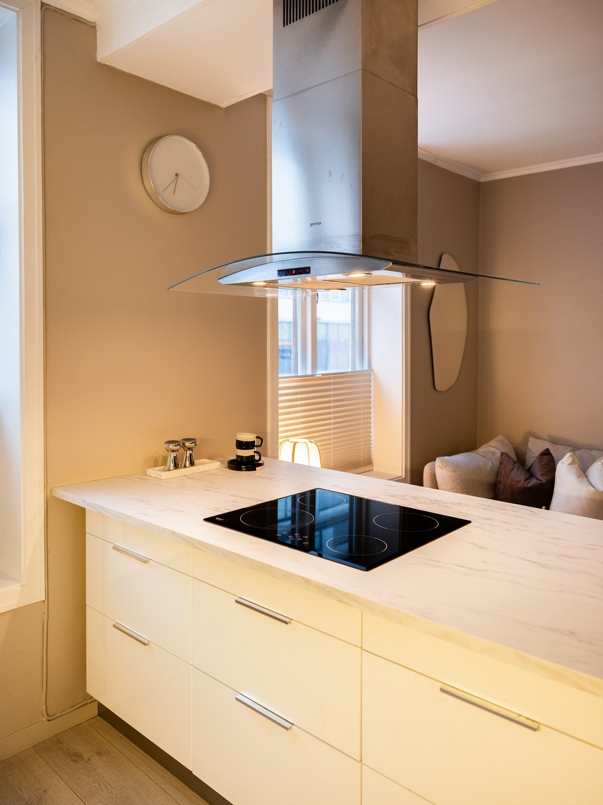 Praktisk kjøkkenøy med gode oppbevaringsmuligheter. Galleribilde