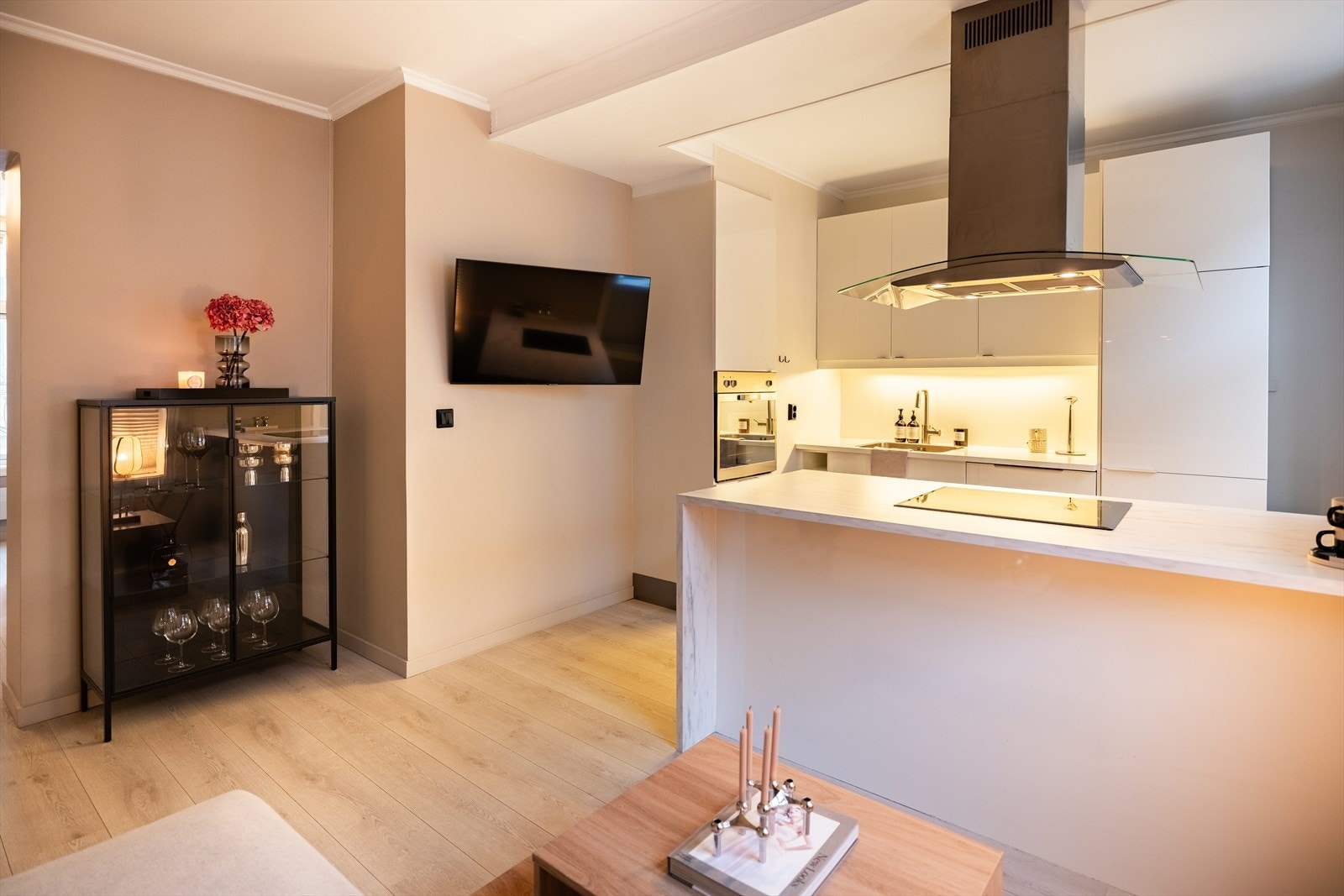 Leiligheten ble oppgradert i 2011 med b.la. nytt kjøkken ifølge tidligere salgsoppgave. I 2023 ble også følgende gjort på kjøkken: ny kjøkkenøy, benkeplate, blandebatteri og vask. Galleribilde