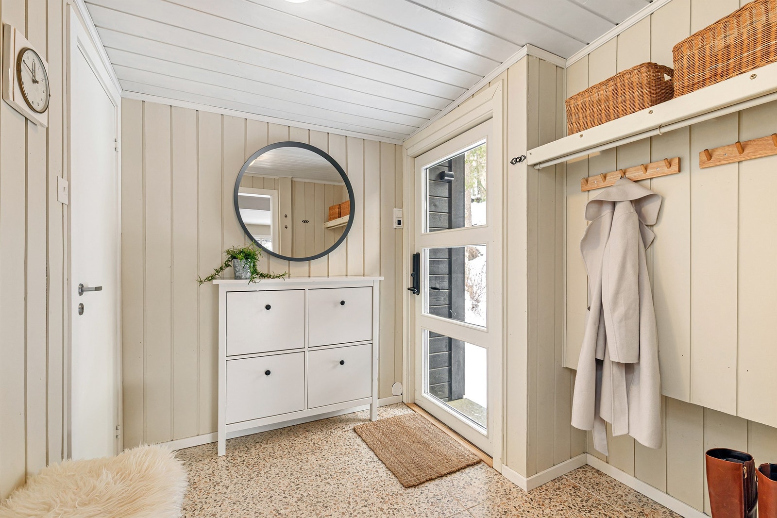 Smakfull og praktisk entré med god plass til oppbevaring av yttertøy. Pusset opp i 2024 Galleribilde